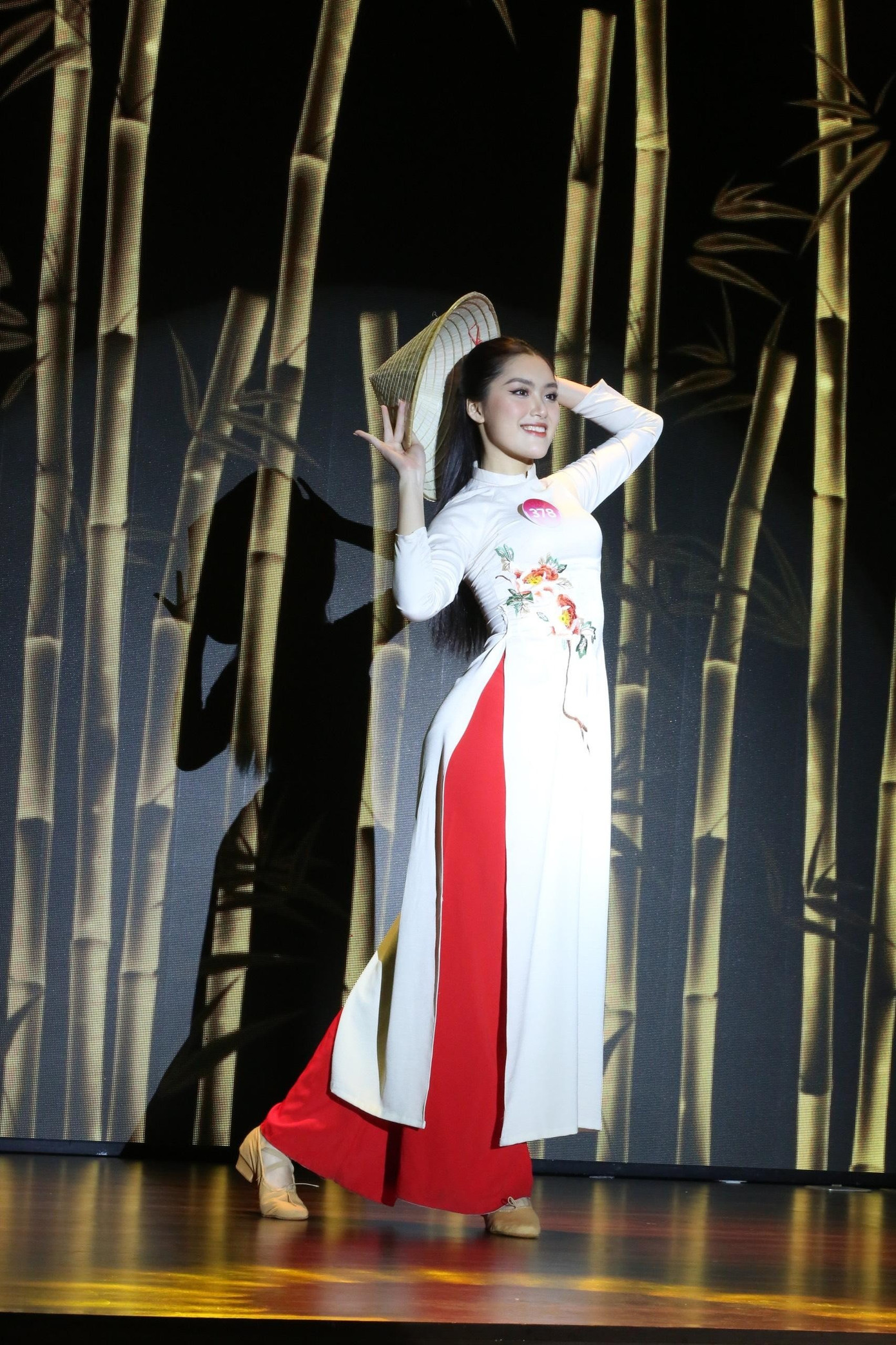 Tại cuộc thi Hoa hậu Việt Nam 2022, Phan Phương Oanh đã chuẩn bị kỹ càng cho các phần thi. Ở phần thi tài năng, cô chọn tiết mục múa nón kết hợp nhảy Cô ba Sài Gòn. Kỹ năng nhảy múa của cô được đánh giá là chuyên nghiệp, đẹp mắt.