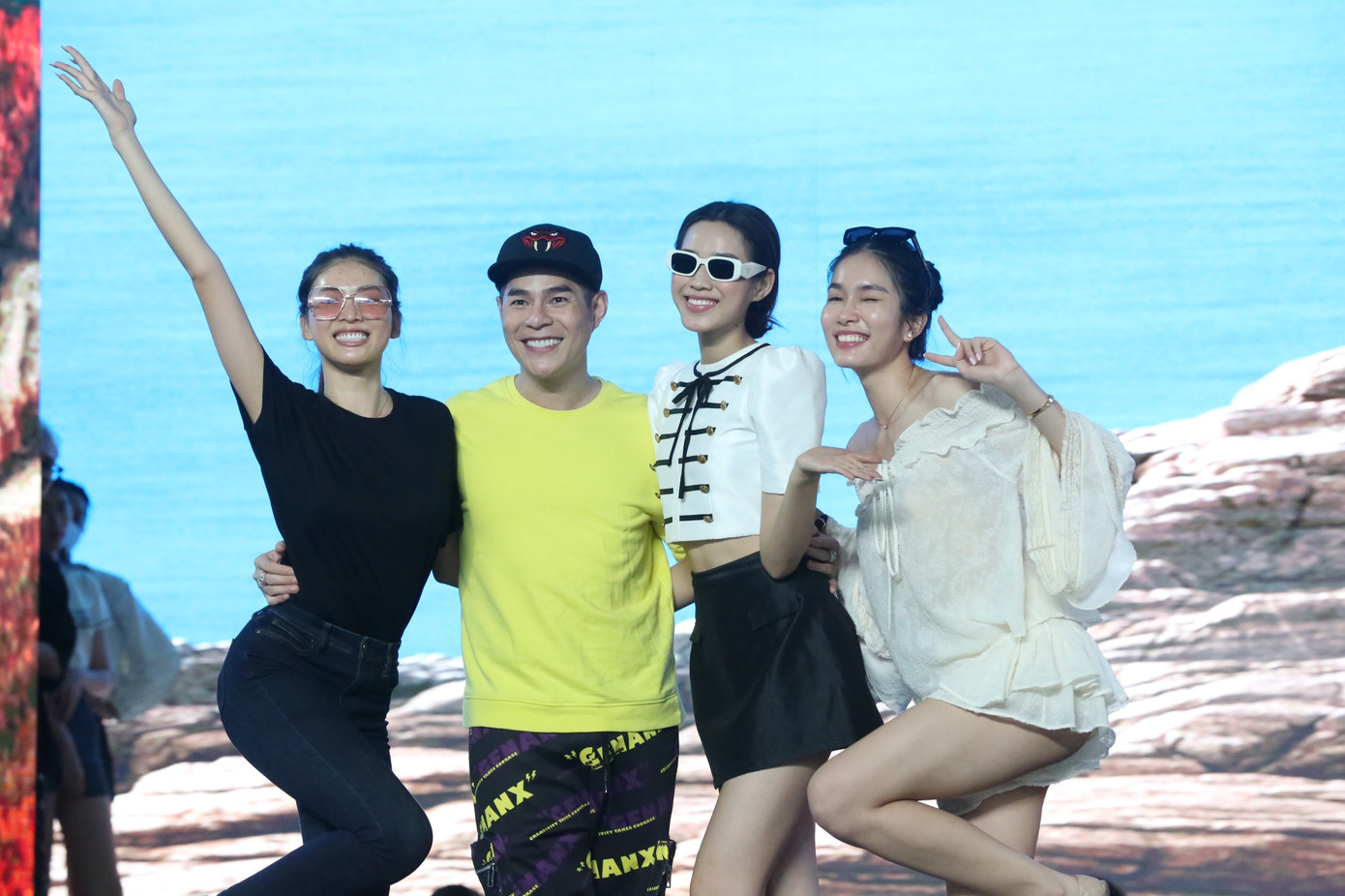 Top 3 Hoa hậu Việt Nam 2020 cùng top 35 thí sinh hào hứng chuẩn bị cho đêm chung kết Hoa hậu Việt Nam 2022.