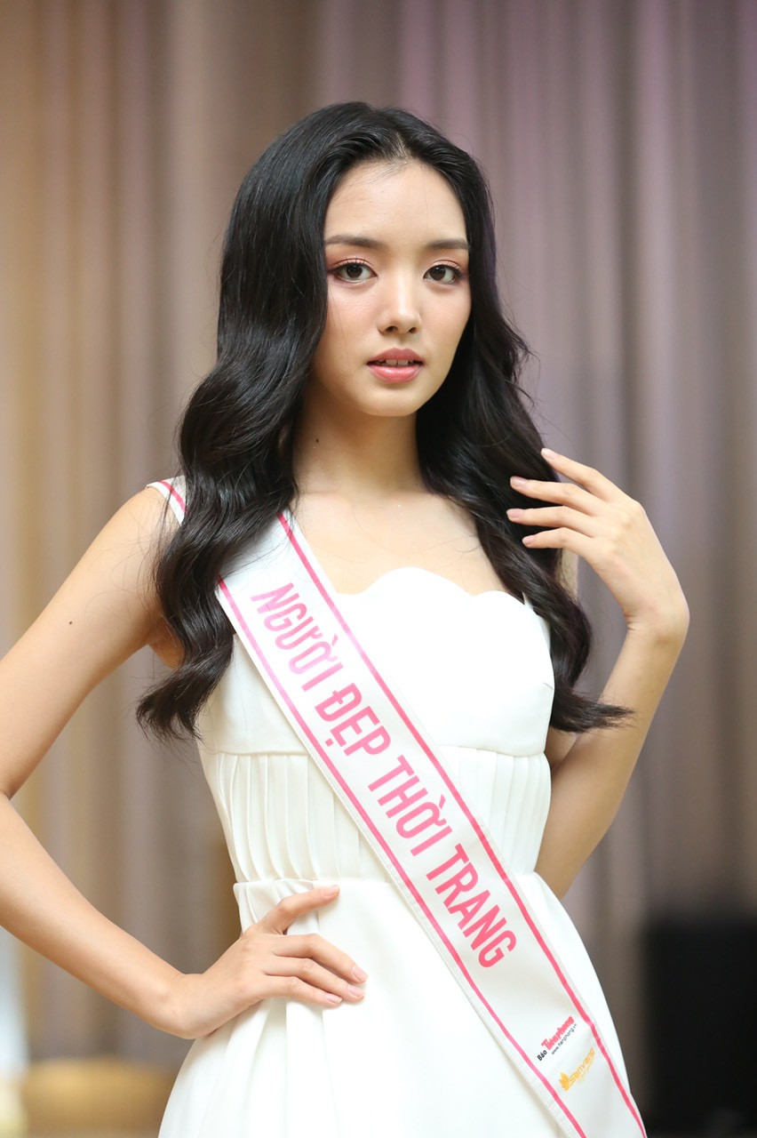 Người đẹp thời trang Trần Lê Mai Chi trong sang, thanh lịch với bộ váy trắng nền nã. Người đẹp thời trang Trần Lê Mai Chi trong sang, thanh lịch với bộ váy trắng nền nã.