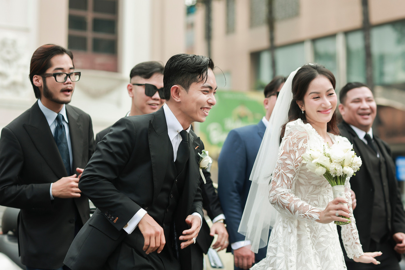 Cô dâu, chủ rể vui vẻ chụp hình lưu niệm cùng dàn phụ rể đều là những người bạn thân thiết của cả hai người.