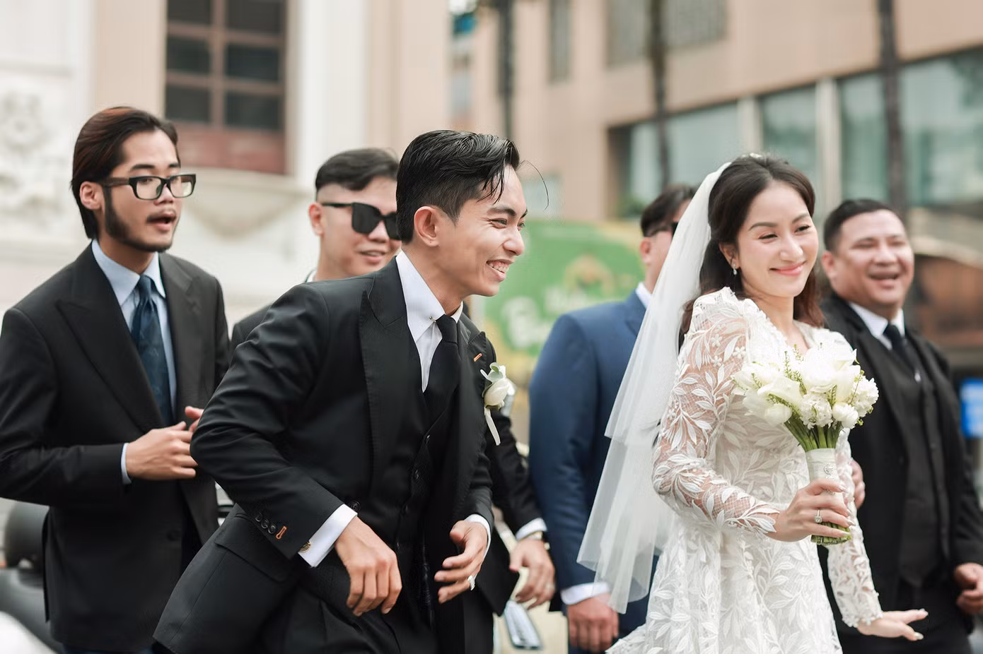 Cô dâu, chủ rể vui vẻ chụp hình lưu niệm cùng dàn phụ rể đều là những người bạn thân thiết của cả hai người.