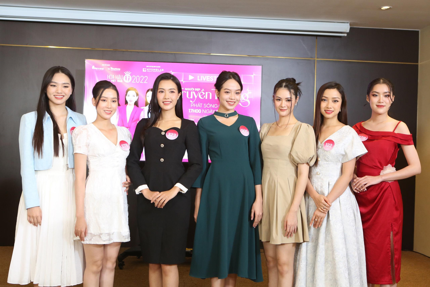 Ở phần thi đối đầu tại Người đẹp truyền thông, Phương Oanh là 1 trong 7 thí sinh tham gia phản biện về các chủ đề được bốc thăm ngẫu nhiên. Phương Oanh bốc thăm được chủ đề “Hạnh phúc”. Cô muốn truyền tải thông điệp không nên tìm kiếm hạnh phúc từ những thứ quá xa vời mà hạnh phúc sẽ đến từ những điều nhỏ nhặt nhất. Người đẹp cũng ghi điểm bởi tư duy nhanh nhạy, sắc sảo trong phần đối đầu sau đó.