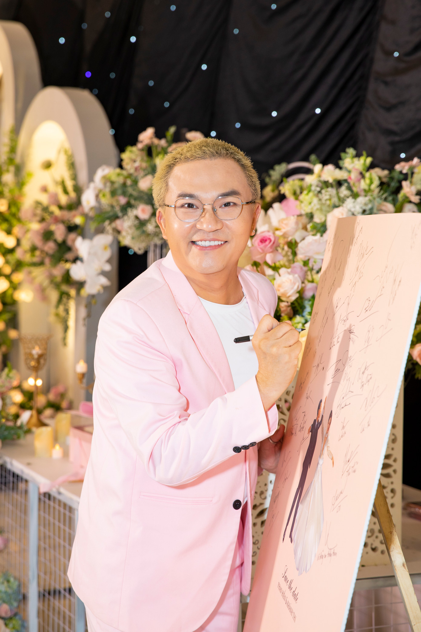 Ca sĩ Quang Hà và MC Đại Nghĩa tới dự tiệc cưới của Khánh Thi - Phan Hiển. Ca sĩ Quang Hà và MC Đại Nghĩa tới dự tiệc cưới của Khánh Thi - Phan Hiển.