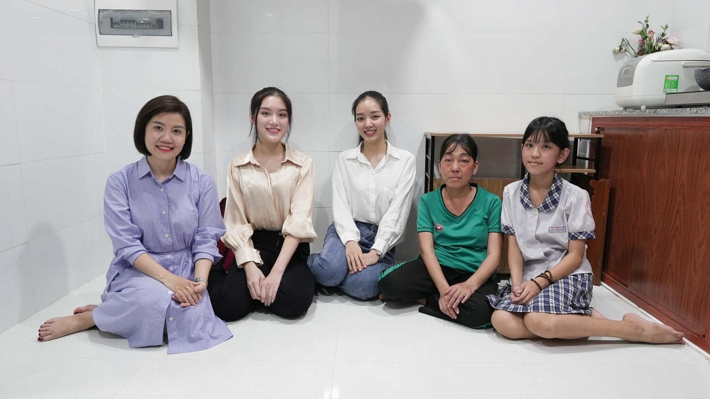 Ở phần thi Người đẹp Nhân ái, Phương Oanh cùng thí sinh Trần Lê Mai Chi thực hiện dự án "Trao con chữ, gặt yêu thương". Hai người đẹp thực hiện dự án tại lớp học tình thương của anh Hoàng Trọng Khánh ngụ đường số 22, phường Phước Long B, quận 9, TPHCM.