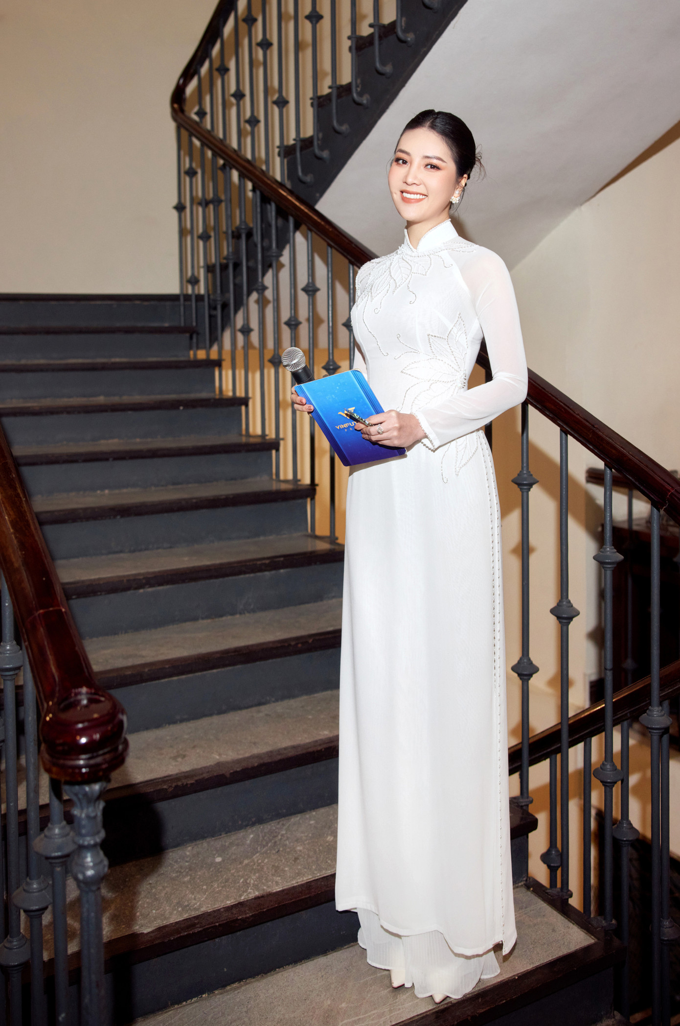 “Ca sĩ Christina Aguilera luôn có 15 vệ sĩ đi cùng nên tôi ngại mở lời để được chụp ảnh với thần tượng. Mặc dù vậy được nghe cô ấy hát trực tiếp tại sự kiện đã là niềm vinh dự lớn rồi”, Thụy Vân bộc bạch.