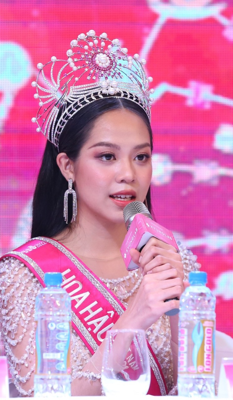 Hoa hậu Thanh Thuỷ chia sẻ ở họp báo. Hoa hậu Thanh Thuỷ chia sẻ ở họp báo.