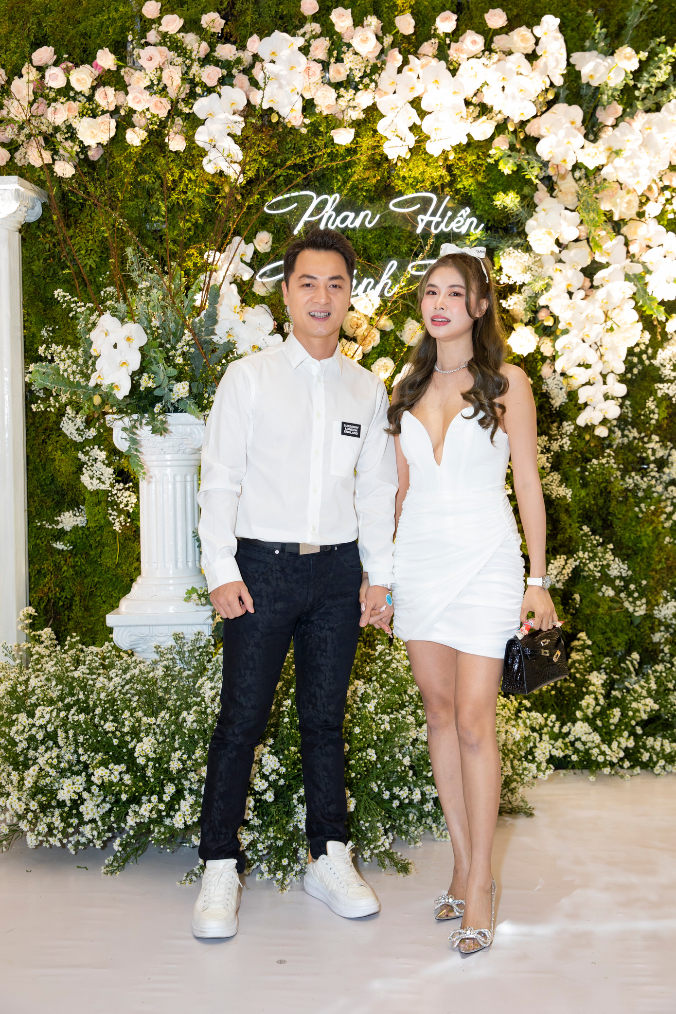 Vợ chồng ca sĩ Đăng Khôi - Thủy Anh mừng ngày vui của Khánh Thi. Vợ chồng ca sĩ Đăng Khôi - Thủy Anh mừng ngày vui của Khánh Thi.