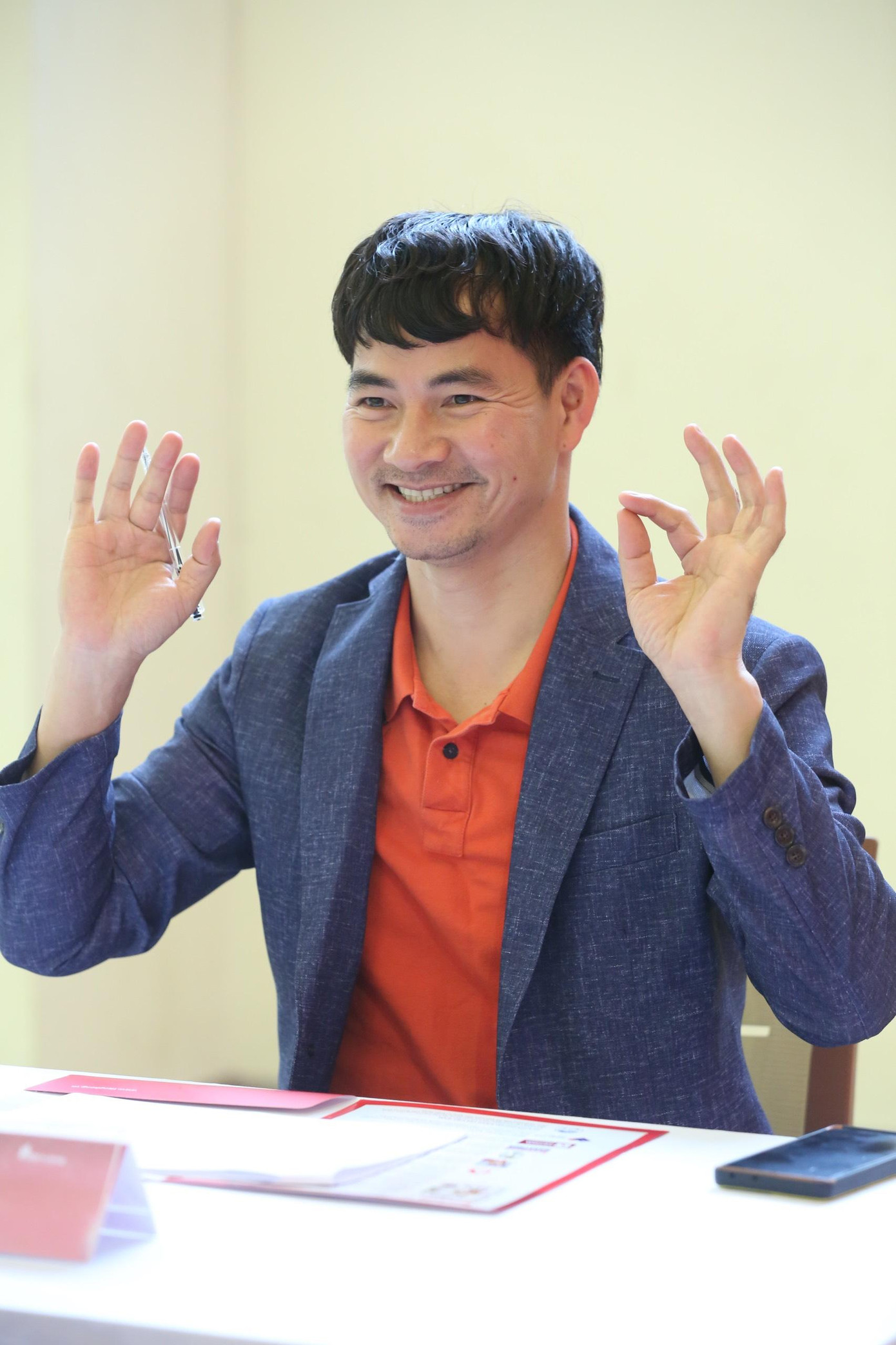 NSƯT Xuân Bắc - đồng Phó trưởng ban giám khảo và Hoa hậu Bảo Ngọc - thành viên ban giám khảo trong phần thi chấm mặt mộc. Ảnh: Trọng Tài.