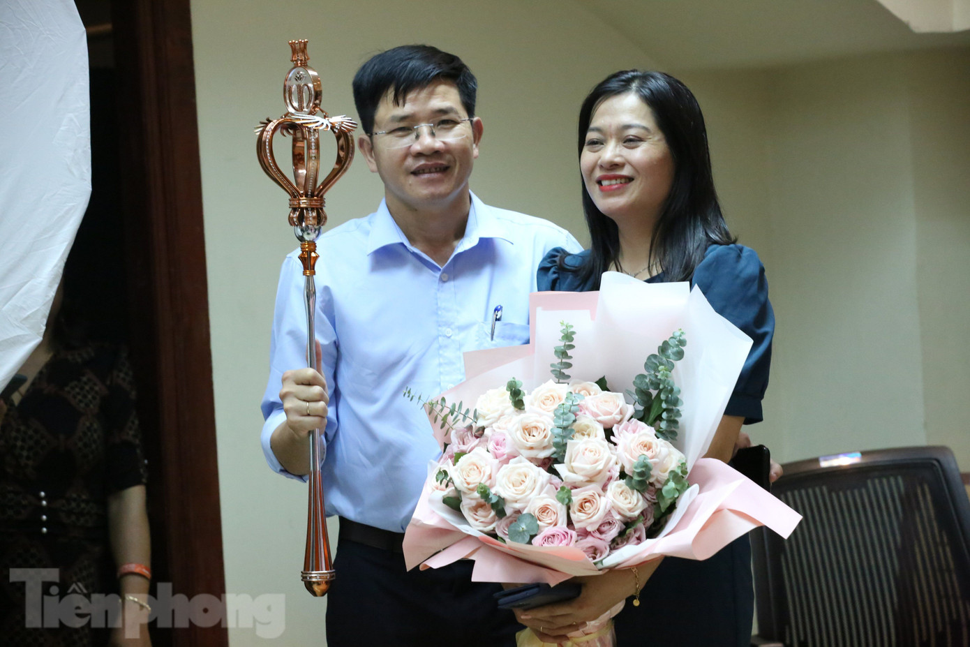 Mẹ của hoa hậu - bà Trần Thị Thảo sát cánh bên chồng để chăm sóc con gái sau khi đăng quang. Bà tâm sự: "Thật sự quá bất ngờ khi con giành vương miện. Giây phút tên con được gọi tôi run lên rồi òa khóc. Chưa bao giờ hạnh phúc như lúc này”. Mẹ của hoa hậu - bà Trần Thị Thảo sát cánh bên chồng để chăm sóc con gái sau khi đăng quang. Bà tâm sự: "Thật sự quá bất ngờ khi con giành vương miện. Giây phút tên con được gọi tôi run lên rồi òa khóc. Chưa bao giờ hạnh phúc như lúc này”.