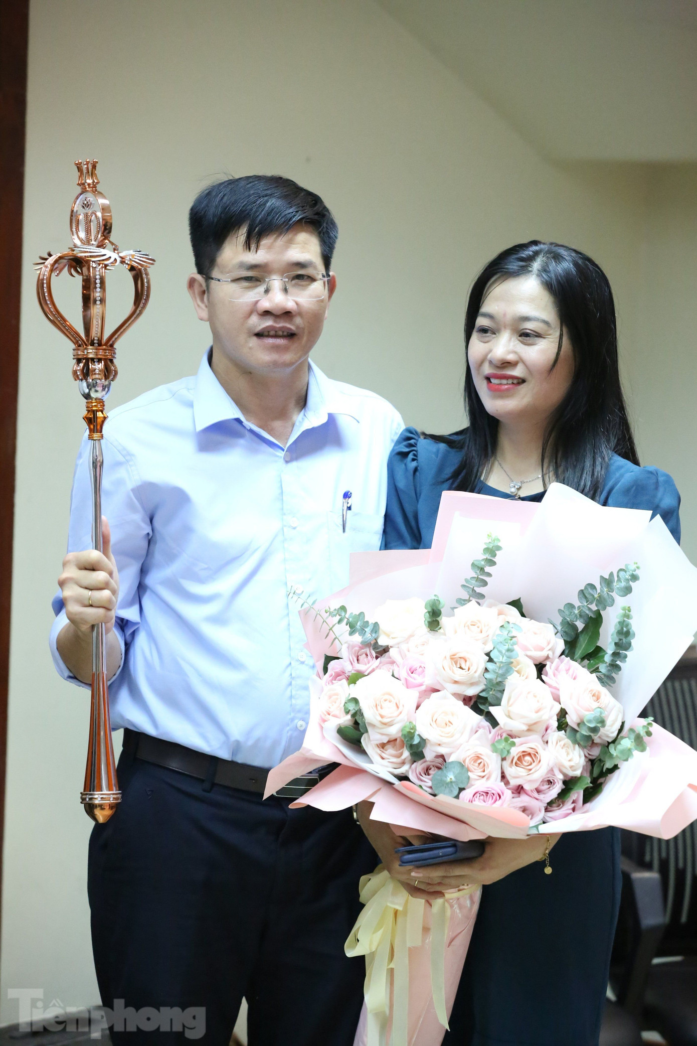 Mẹ của hoa hậu - bà Trần Thị Thảo sát cánh bên chồng để chăm sóc con gái sau khi đăng quang. Bà tâm sự: "Thật sự quá bất ngờ khi con giành vương miện. Giây phút tên con được gọi tôi run lên rồi òa khóc. Chưa bao giờ hạnh phúc như lúc này”. Mẹ của hoa hậu - bà Trần Thị Thảo sát cánh bên chồng để chăm sóc con gái sau khi đăng quang. Bà tâm sự: "Thật sự quá bất ngờ khi con giành vương miện. Giây phút tên con được gọi tôi run lên rồi òa khóc. Chưa bao giờ hạnh phúc như lúc này”.