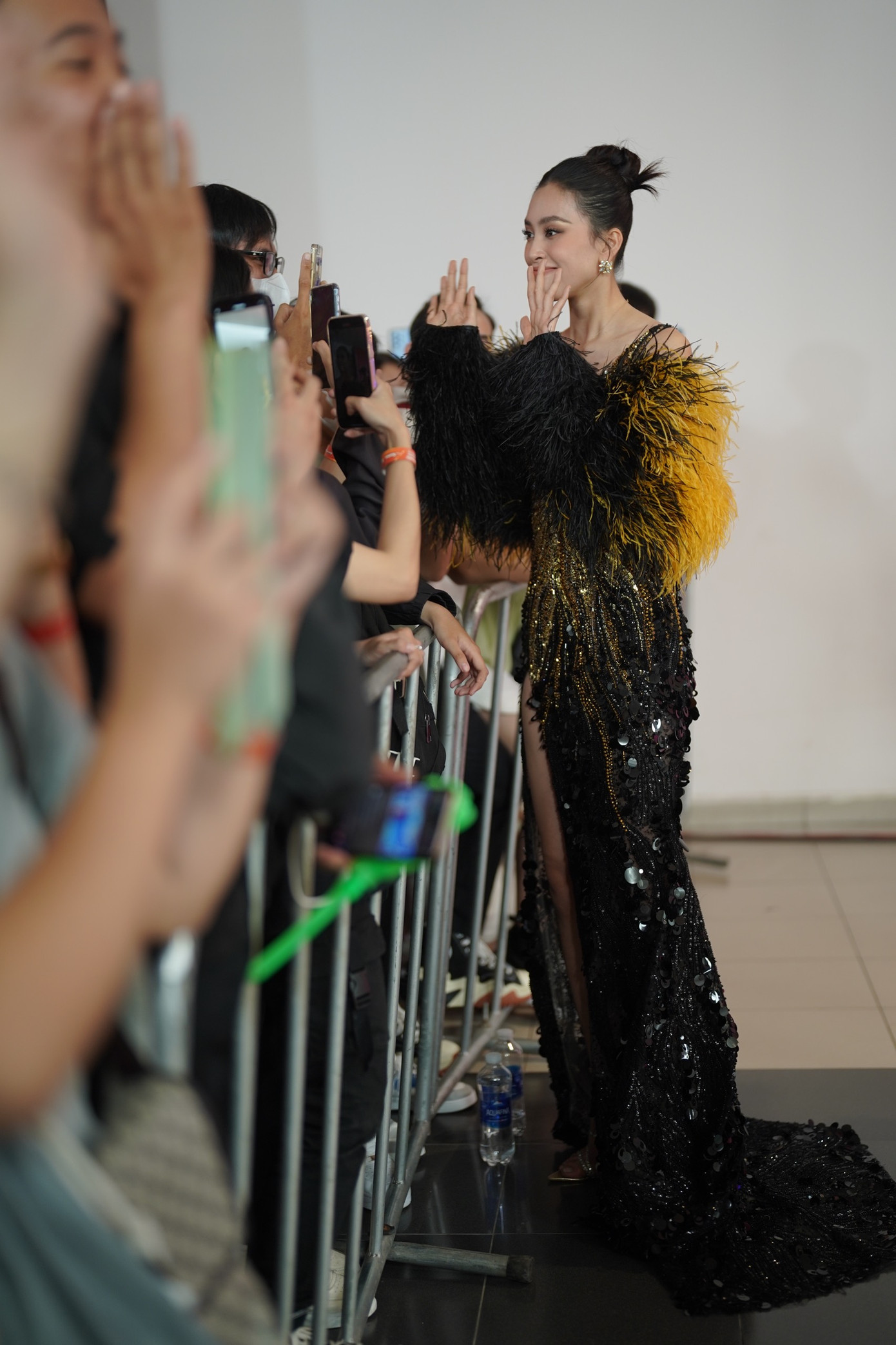 Chiều 23/12, dàn người đẹp cùng tề tựu trong đêm chung kết Hoa hậu Việt Nam 2022 tại nhà thi đấu Phú Thọ TPHCM. Hoa hậu Tiểu Vy là mỹ nhân xuất hiện sớm nhất trên thảm đỏ, cô được các fan chào đón nhiệt tình.