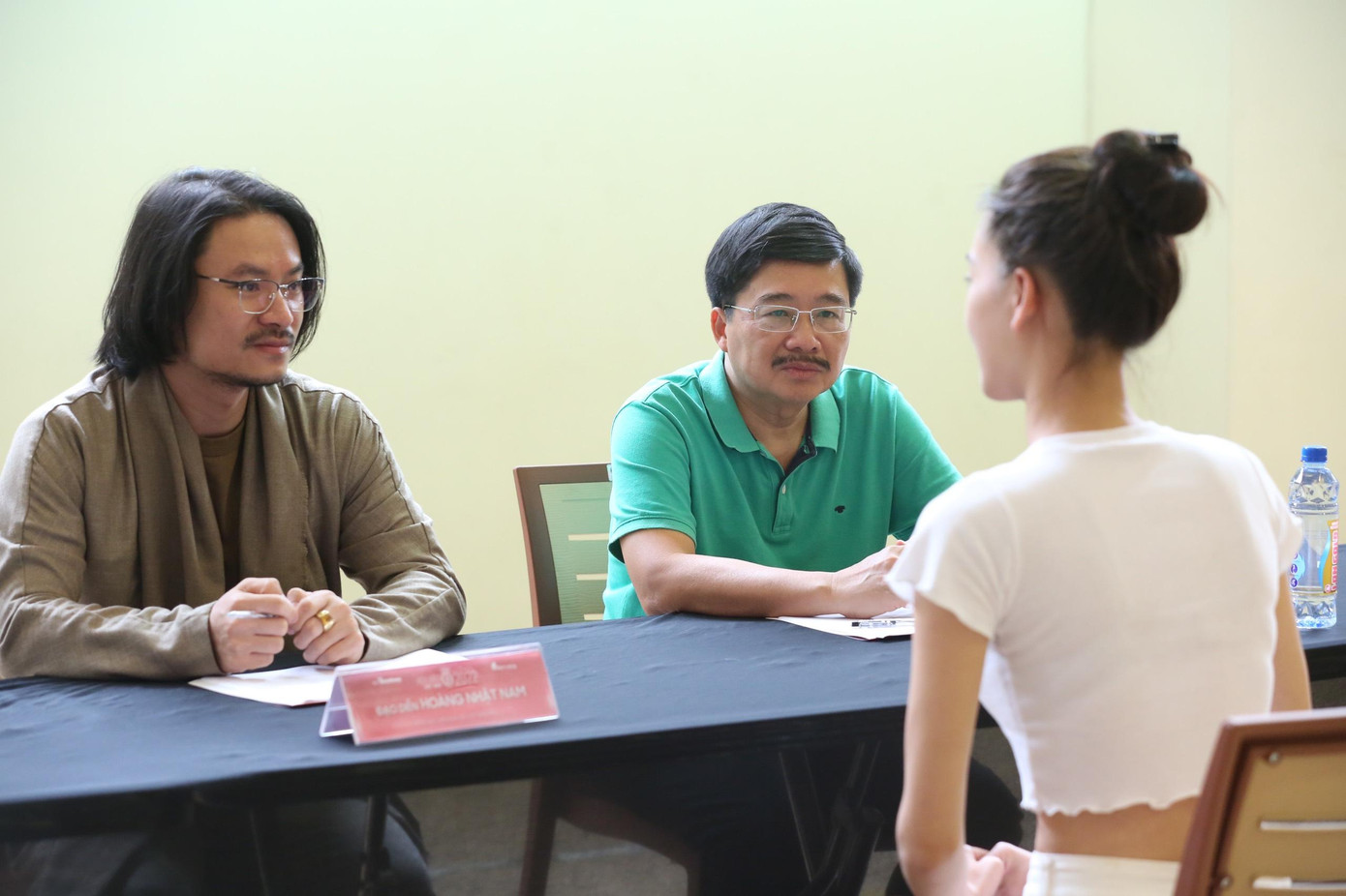 Không chỉ chấm mặt mộc, các giám khảo và thành viên ban tổ chức còn trò chuyện, giúp thí sinh giải quyết các áp lực về tâm lý trước đêm chung kết. Ảnh: Trọng Tài.