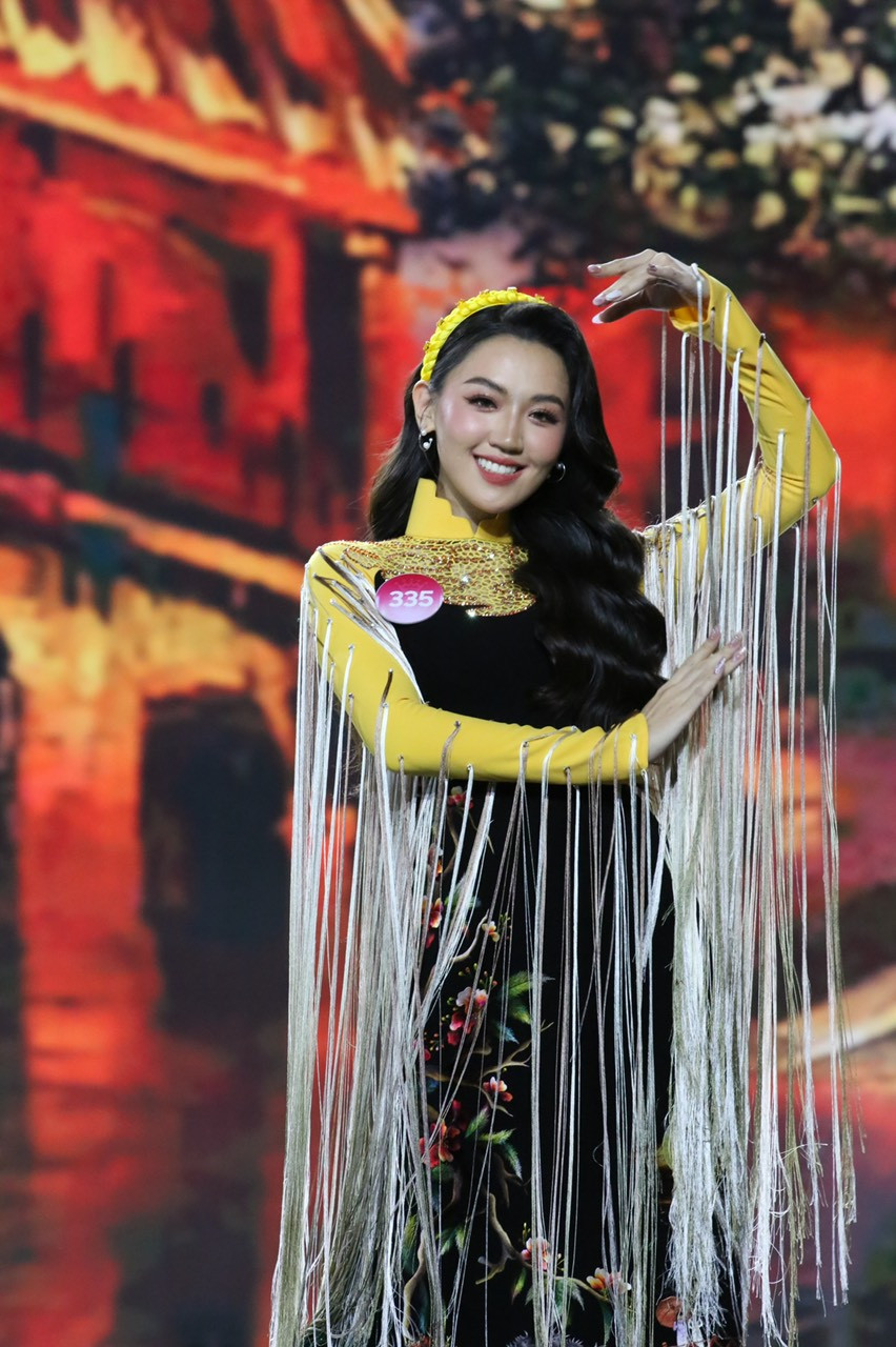 Các trang phục áo dài đa phong cách giúp các thí sinh thoả sức trình diễn trên sân khấu. Các trang phục áo dài đa phong cách giúp các thí sinh thoả sức trình diễn trên sân khấu.