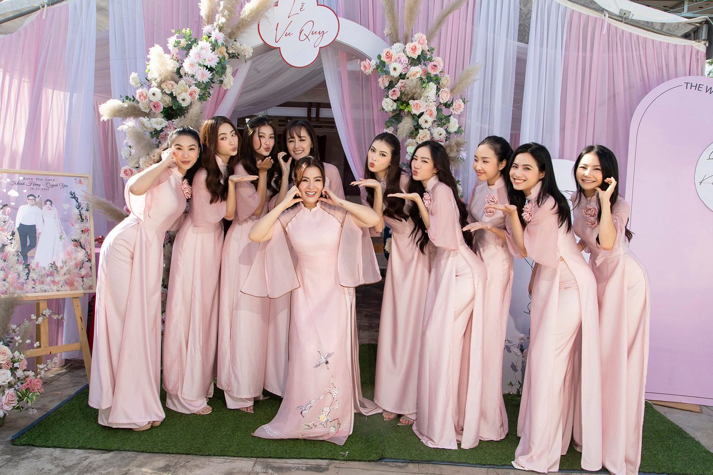 Các người đẹp diện áo dài tông màu hồng pastel nền nã khi làm phụ dâu. Họ dậy từ 5h sáng để trang điểm, làm tóc nhưng vẫn rạng rỡ, tràn đầy năng lượng.