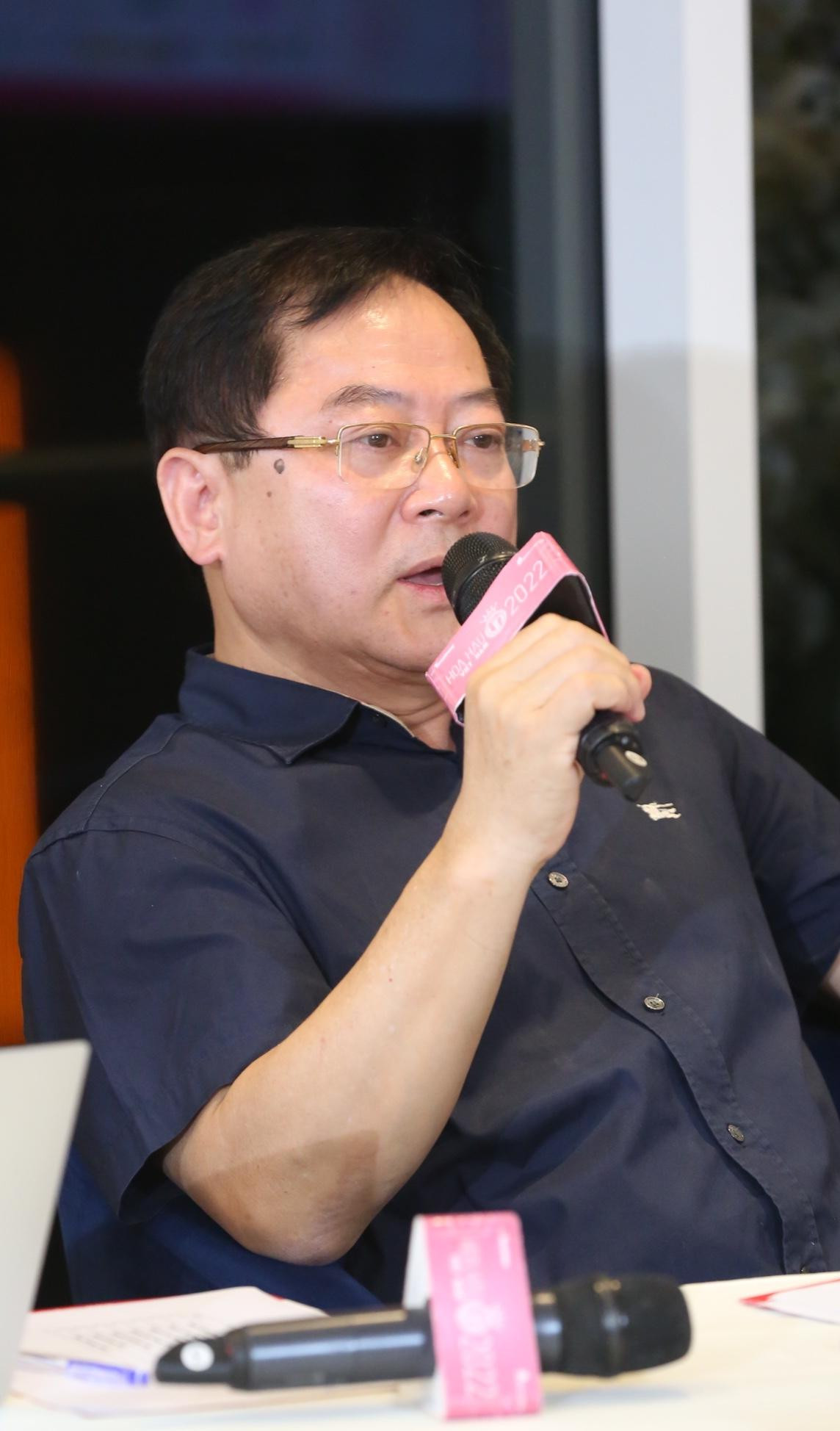 Theo dõi phần thuyết trình của các thí sinh, nhà báo Lê Xuân Sơn – Trưởng ban tổ chức, trưởng ban giám khảo cuộc thi Hoa hậu Việt Nam, bà Phạm Kim Dung – Phó trưởng ban tổ chức cuộc thi đã dành cho các thí sinh nhiều lời khen vì tư duy sắc bén, nhanh nhạy. Tuy nhiên, họ cũng thẳng thắn chỉ ra những điểm cần khắc phục của các thí sinh để có thể trình bày vấn đề thuyết phục và hấp dẫn hơn.