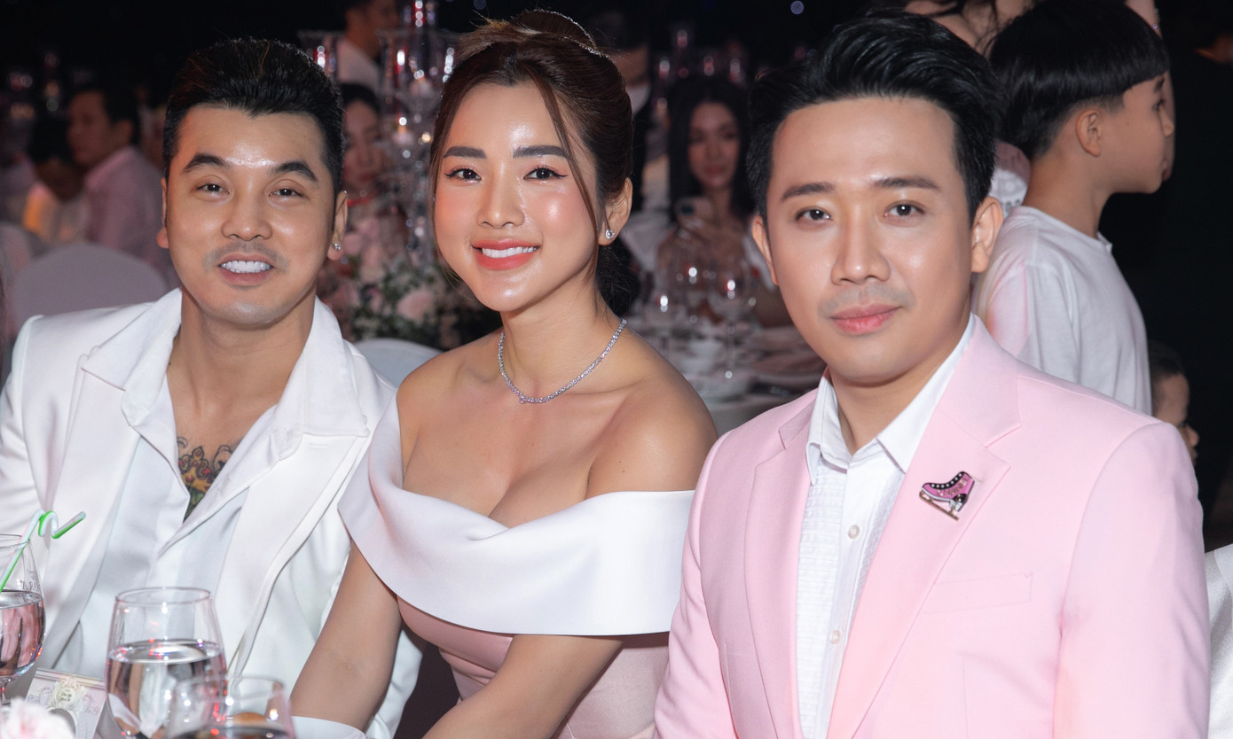Vợ chồng Ưng Hoàng Phúc hội ngộ Trấn Thành trên bàn tiệc. Trấn Thành cũng chính là MC cho tiệc cưới của Khánh Thi và Phan Hiển. Vợ chồng Ưng Hoàng Phúc hội ngộ Trấn Thành trên bàn tiệc. Trấn Thành cũng chính là MC cho tiệc cưới của Khánh Thi và Phan Hiển.