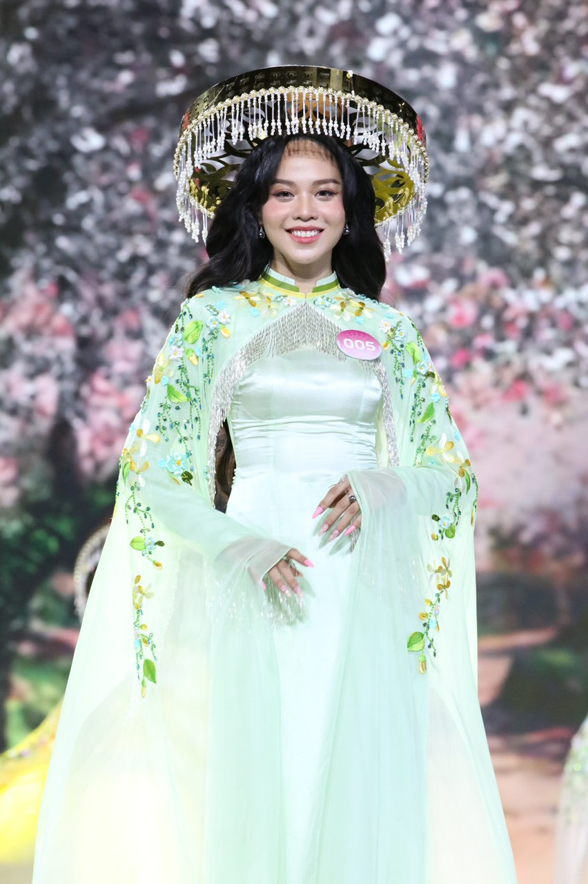 Các thí sinh khoe sắc trong trang phục áo dài với phụ kiện đội đầu độc đáo mang âm hưởng Tây Bắc. Các thí sinh khoe sắc trong trang phục áo dài với phụ kiện đội đầu độc đáo mang âm hưởng Tây Bắc.