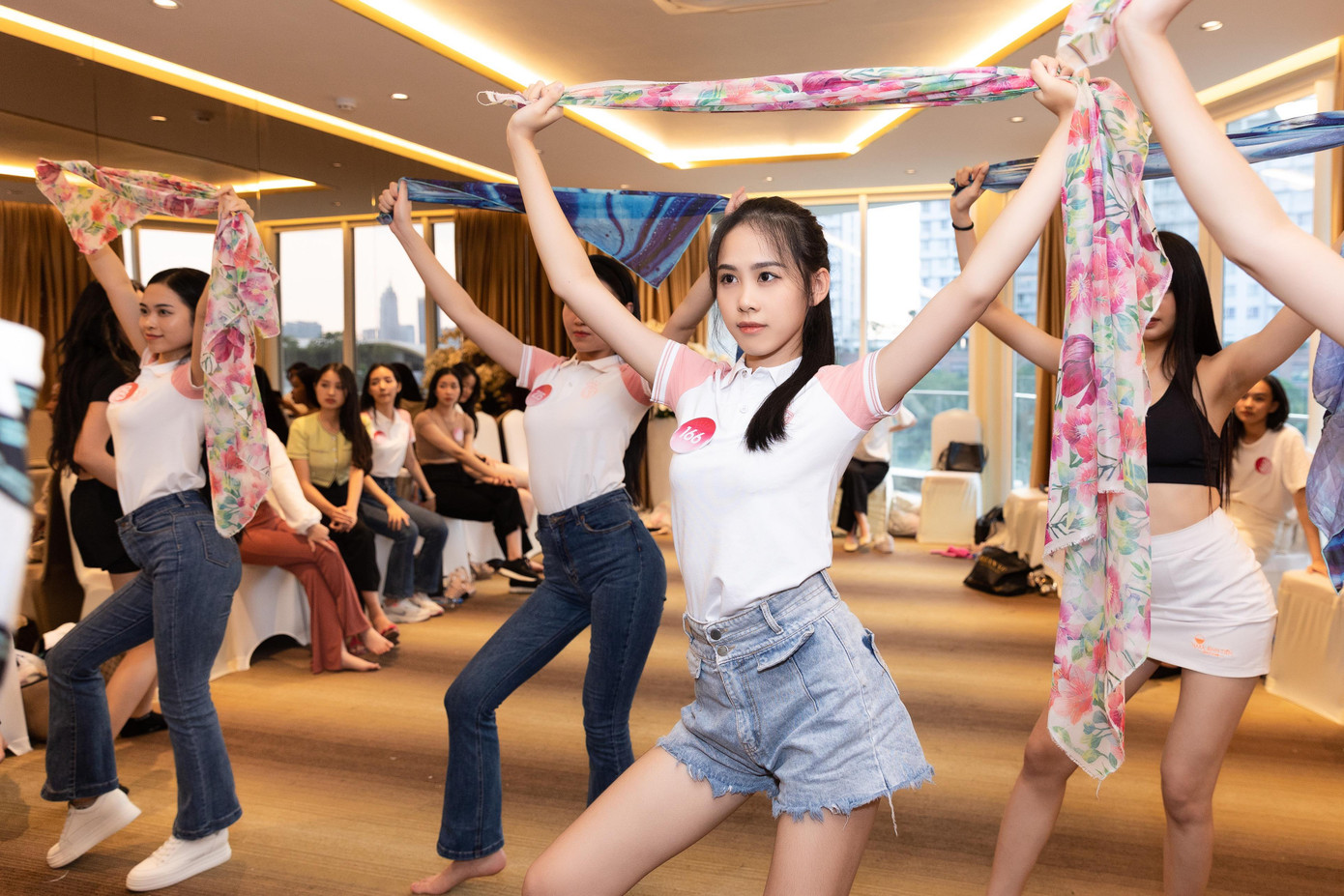 Chỉ còn vài ngày nữa, đêm chung kết toàn quốc cuộc thi Hoa hậu Việt Nam 2022 diễn ra. Theo thông tin mới được hé lộ, đêm chung kết năm nay có một màn trình diễn từ top 3 Hoa hậu Việt Nam 2020 phối hợp cùng top 35 thí sinh trong tiết mục tri ân khán giả cả nước nói chung và khán giả TPHCM nói riêng.