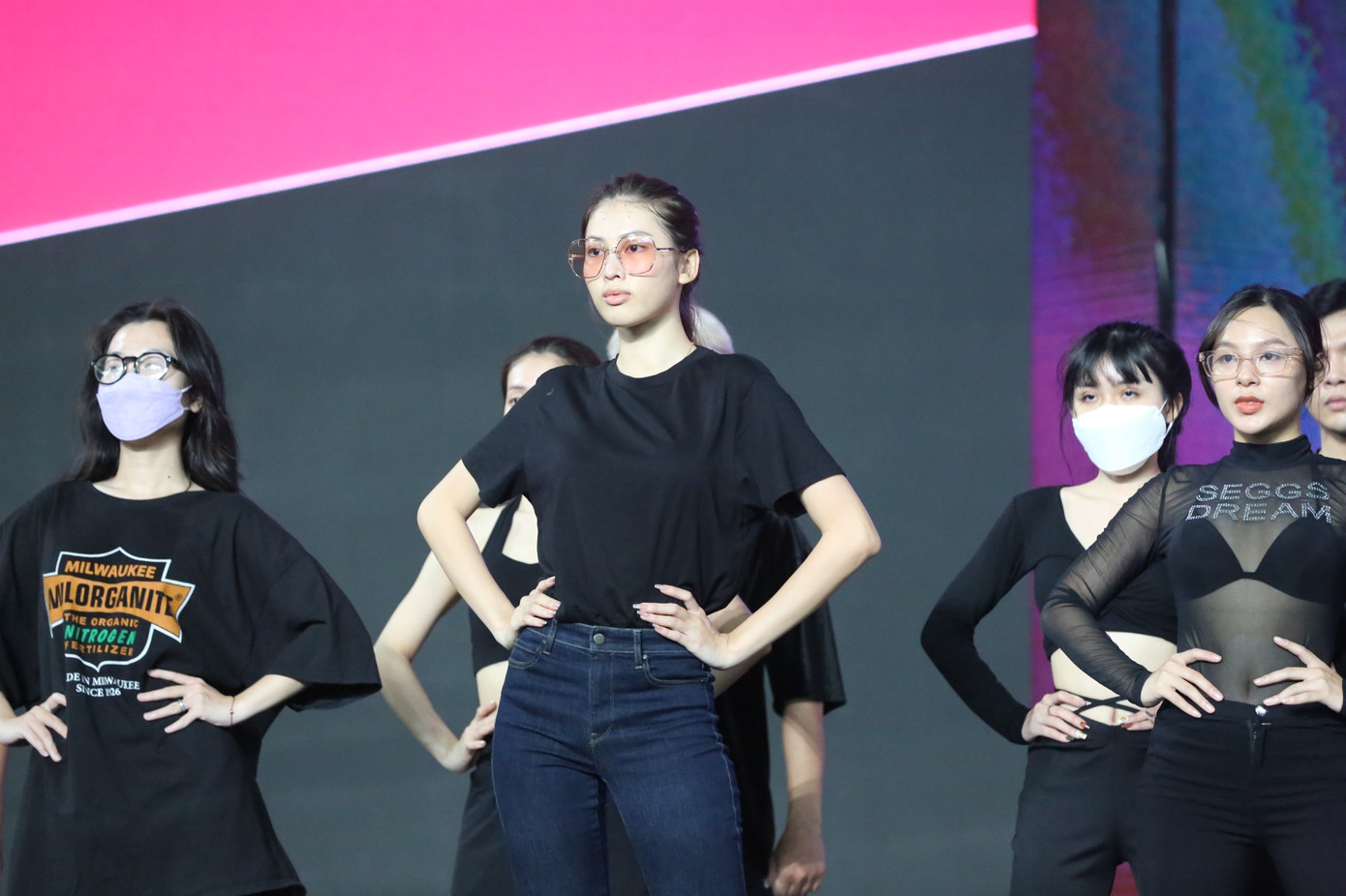 Á hậu Ngọc Thảo diện trang phục đơn giản khi luyện tập. Cô được đánh giá là có nhiều kinh nghiệm về kỹ năng trình diễn trên sân khấu.