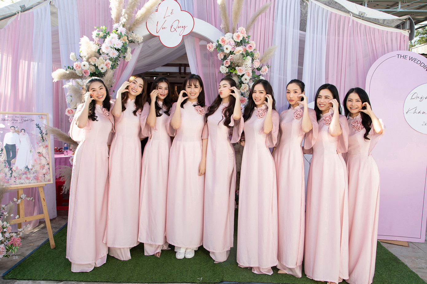 Các người đẹp diện áo dài tông màu hồng pastel nền nã khi làm phụ dâu. Họ dậy từ 5h sáng để trang điểm, làm tóc nhưng vẫn rạng rỡ, tràn đầy năng lượng.