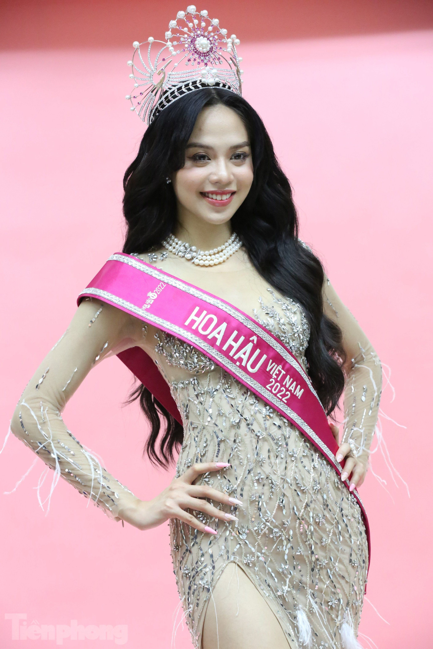 Rạng sáng 24/12, phóng viên Tiền Phong theo chân Hoa hậu Huỳnh Thị Thanh Thuỷ sau giây phút đăng quang trên sân khấu. Cô bận rộn với buổi chụp hình cùng ban tổ chức. Đã khá mệt mỏi nhưng người đẹp vẫn giữ thần thái rạng rỡ, chuyên nghiệp trước ống kính. Rạng sáng 24/12, phóng viên Tiền Phong theo chân Hoa hậu Huỳnh Thị Thanh Thuỷ sau giây phút đăng quang trên sân khấu. Cô bận rộn với buổi chụp hình cùng ban tổ chức. Đã khá mệt mỏi nhưng người đẹp vẫn giữ thần thái rạng rỡ, chuyên nghiệp trước ống kính.