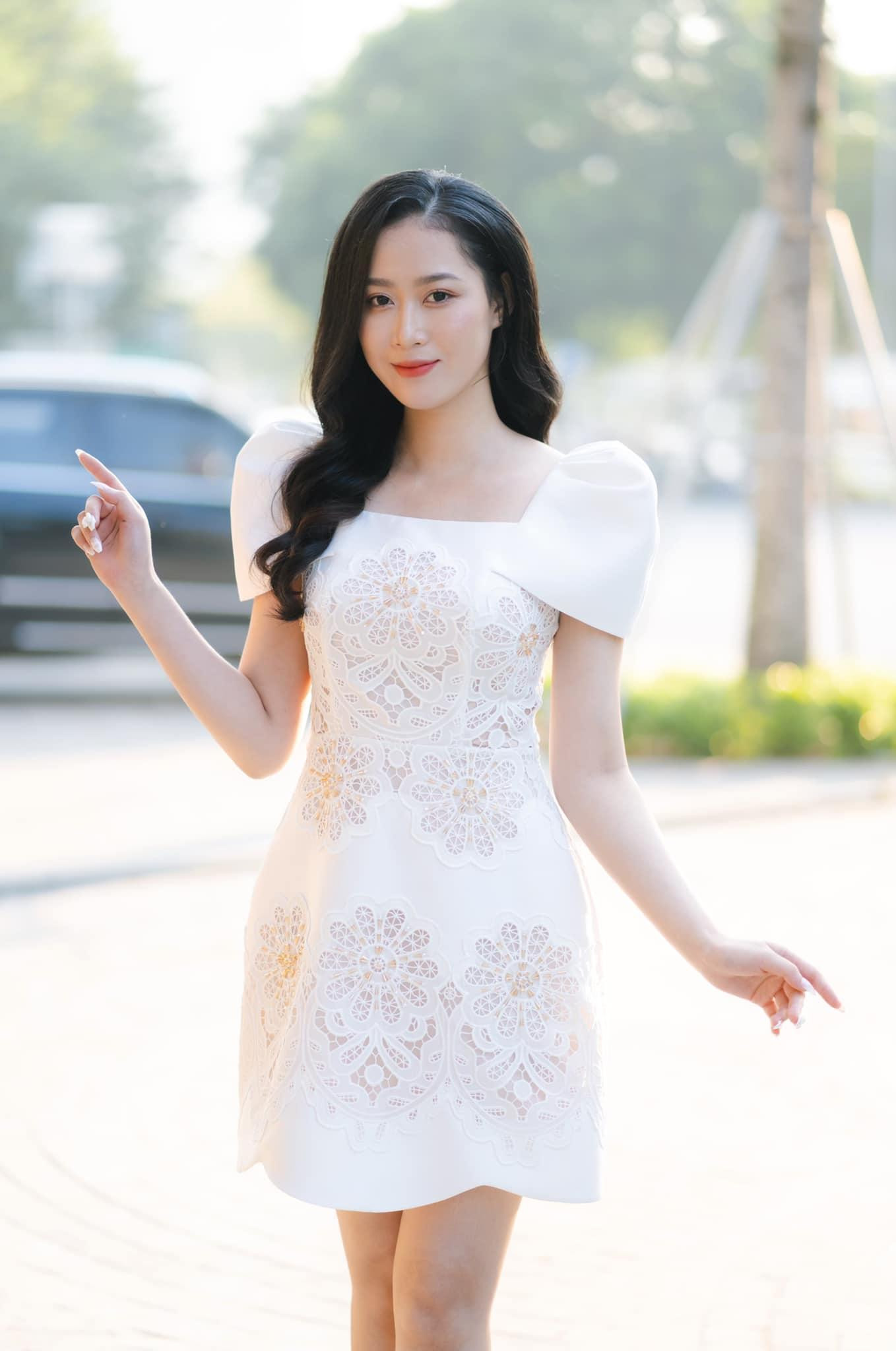 Nguyễn Thị Phương Nhung sinh năm 2000 đến từ Vĩnh Phúc. Cô tốt nghiệp cử nhân xuất sắc khoa Kinh tế Kinh doanh, Đại học Ngoại thương Hà Nội. Phương Nhung có thể giao tiếp tốt bằng tiếng Anh, tiếng Nhật. Phương Nhung cũng từng đoạt giải Hoa khôi Tỏa sáng của Duyên dáng Ngoại thương 2022.