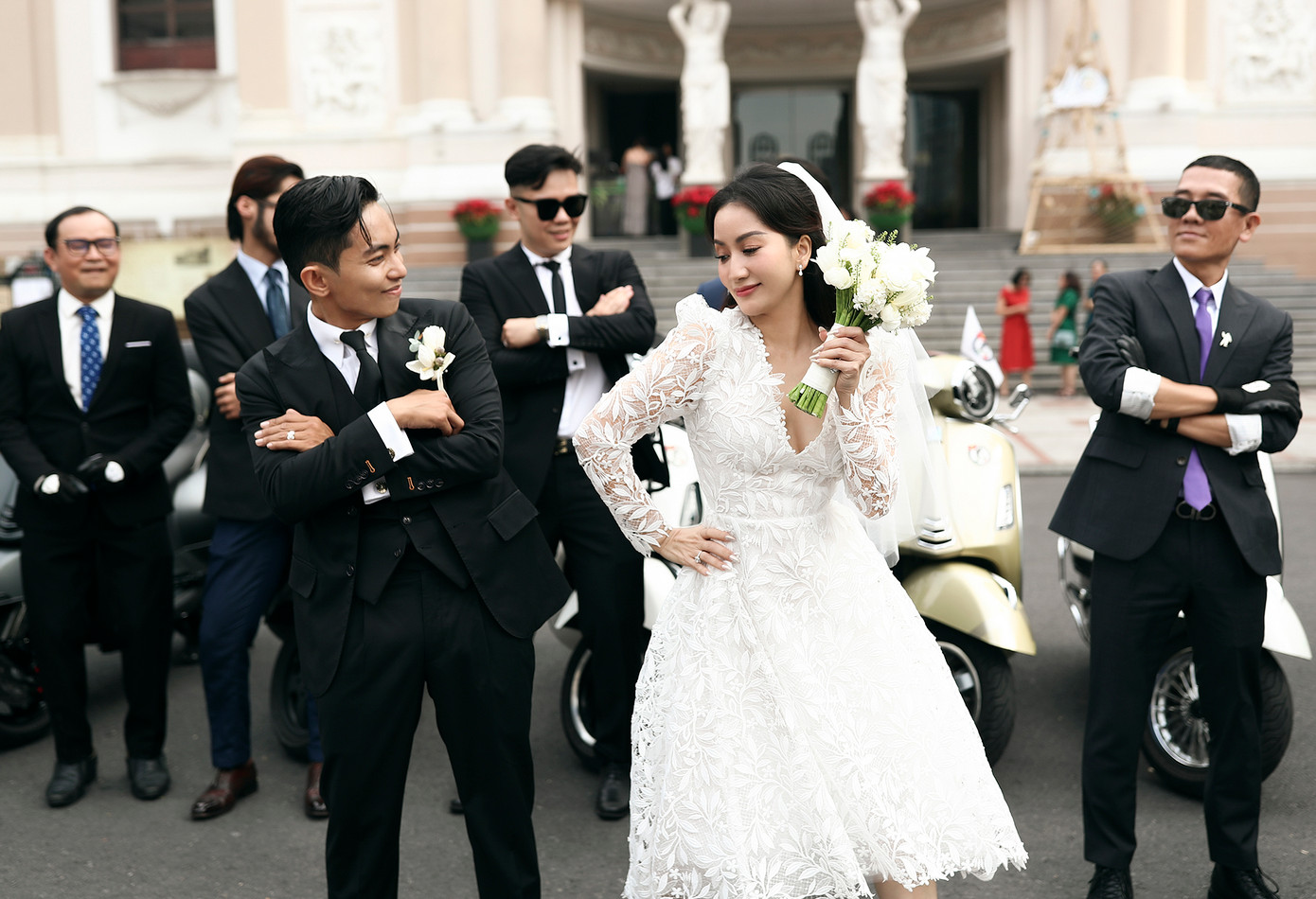 Khánh Thi và Phan Hiển đã cùng thực hiện những vũ điệu sôi động, rộn ràng trên đường phố cùng với sự hỗ trợ của những người bạn.