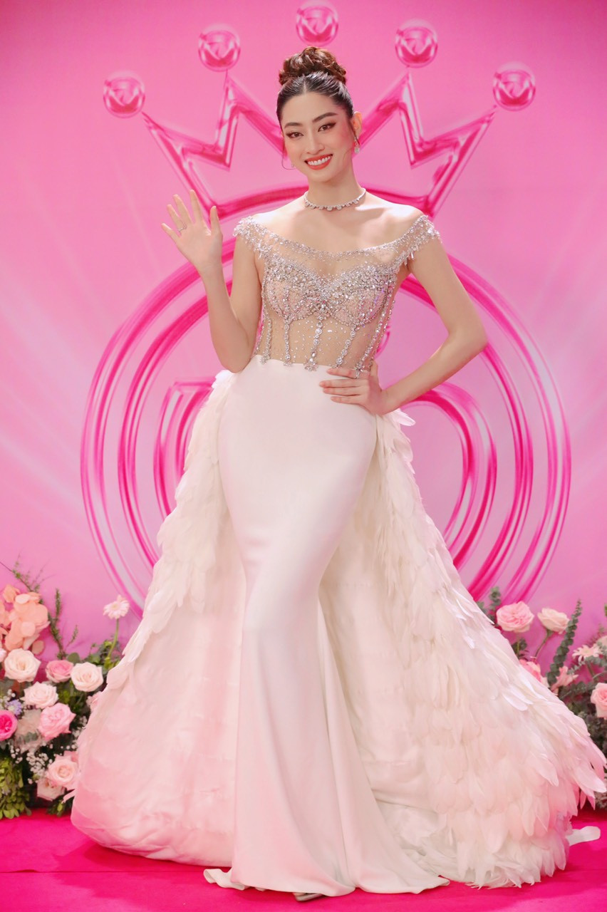 Hoa hậu Lương Thuỳ Linh khoe sắc trên thảm đỏ với bộ váy lông vũ trắng, phần thân trên đính kết cầu kỳ, lộng lẫy. Lương Thuỳ Linh là một trong 3 MC của đêm chung kết Hoa hậu Việt Nam 2022. Hoa hậu Lương Thuỳ Linh khoe sắc trên thảm đỏ với bộ váy lông vũ trắng, phần thân trên đính kết cầu kỳ, lộng lẫy. Lương Thuỳ Linh là một trong 3 MC của đêm chung kết Hoa hậu Việt Nam 2022.