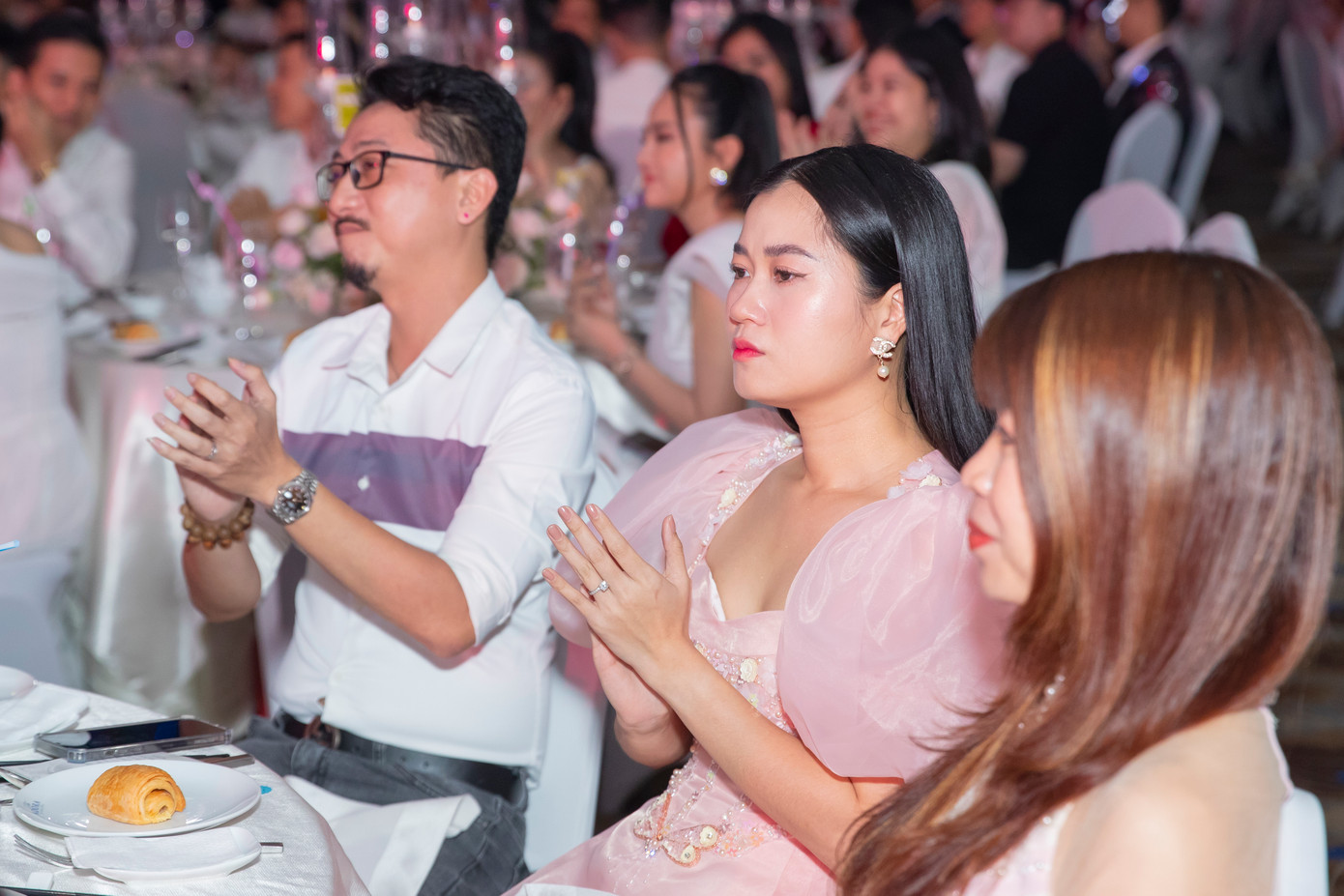 Bên dưới lễ đường, các khách mời đều xúc động khi lắng nghe những phát biểu của Khánh Thi và Phan Hiển. Diễn viên Lâm Vỹ Dạ bật khóc trước chuyện tình đẹp trải qua nhiều sóng gió của Khánh Thi và Phan Hiển.