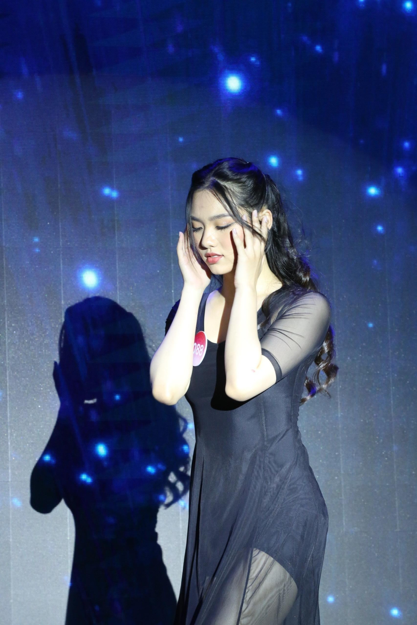 Ở phần thi tài năng, Đinh Khánh Hòa chọn tiết mục múa Khi em lớn. Bài múa gây ấn tượng với phần âm nhạc du dương, xúc động. Kỹ năng múa hiện đại của Khánh Hòa được cho là chuyên nghiệp, duyên dáng, gây ấn tượng với khán giả. Người đẹp chia sẻ cô có đam mê nhảy múa và từng học nhảy trước đó nên khá tự tin với phần thi của mình.