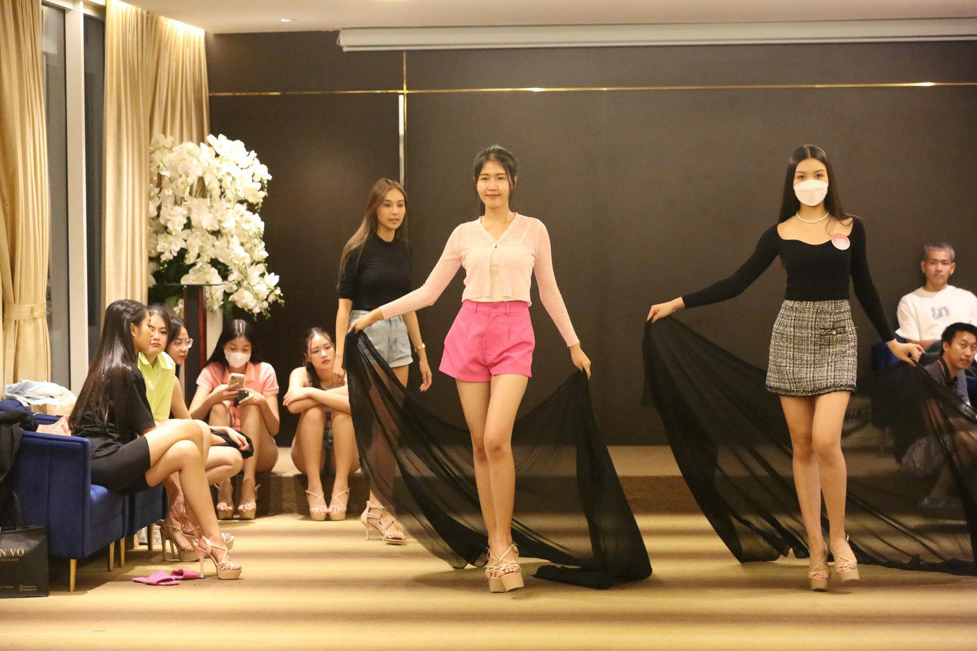 Nhờ sự dẫn dắt của á hậu Tuyết Như, thí sinh từ những bước đi chập chững lúc ban đầu đã trở nên tự tin trước ống kính.