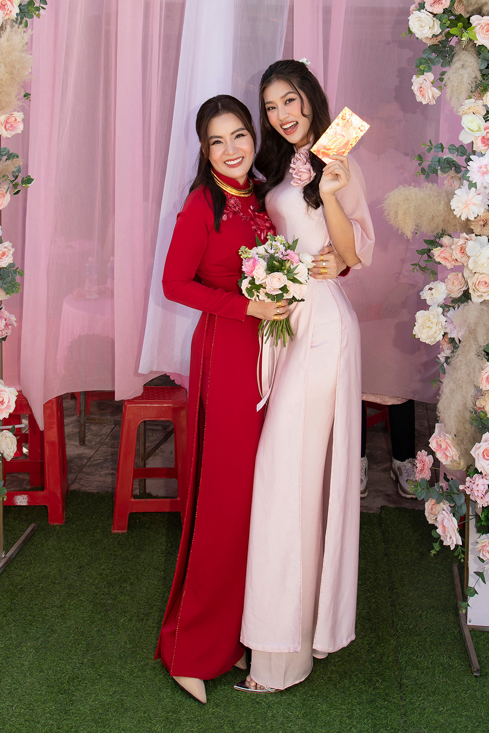 Hoa hậu Lương Thùy Linh, Thiên Ân rạng ngời trong vai trò phụ dâu. Nhan sắc thanh lịch của cả hai nhận được nhiều lời khen ngợi từ khán giả.