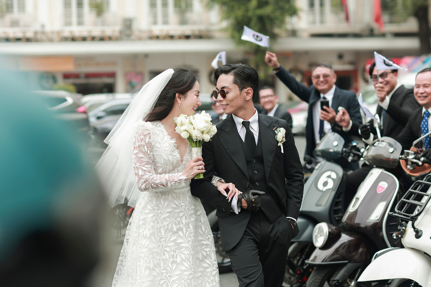 Họ hạnh phúc về chung một nhà trong sự chúc phúc của bạn bè.