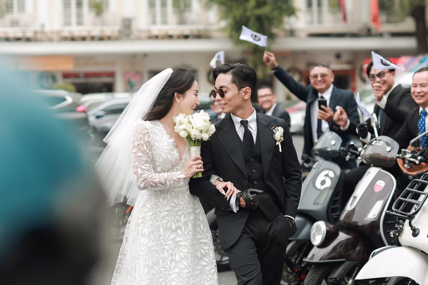 Họ hạnh phúc về chung một nhà trong sự chúc phúc của bạn bè.