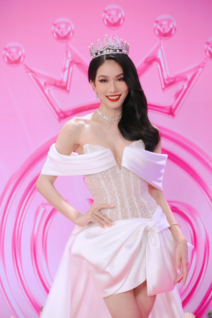 Á hậu Phương Anh diện váy trễ vai khoe vòng một nóng bỏng. Cô vừa trở về từ cuộc thi Hoa hậu Quốc tế 2022 ở Nhật Bản. Á hậu Phương Anh diện váy trễ vai khoe vòng một nóng bỏng. Cô vừa trở về từ cuộc thi Hoa hậu Quốc tế 2022 ở Nhật Bản.