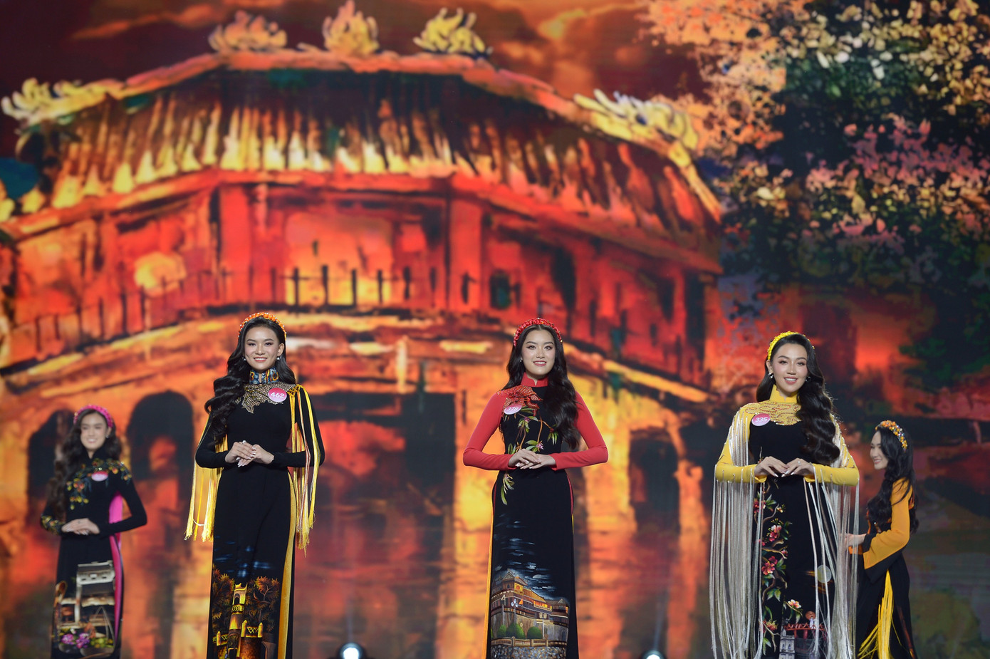 Các trang phục áo dài đa phong cách giúp các thí sinh thoả sức trình diễn trên sân khấu. Các trang phục áo dài đa phong cách giúp các thí sinh thoả sức trình diễn trên sân khấu.