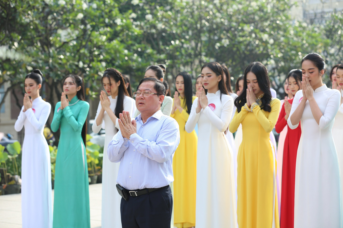 Nhà báo Lê Xuân Sơn - Tổng Biên tập báo Tiền Phong, Trưởng ban tổ chức, Trưởng ban giám khảo Hoa hậu Việt Nam 2022 đại diện ban tổ chức dâng hoa trước tượng đài Bác Hồ.