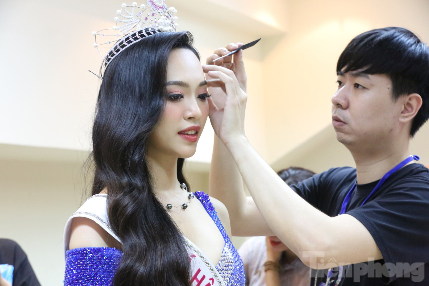 Trong khi đó, Á hậu 1 Trịnh Thuỳ Linh được mẹ và nhiều họ hàng tới ủng hộ sau đêm chung kết. Cô cho biết bố mình đang bận việc nên không thể tới ủng hộ con gái trong đêm đăng quang. Trong khi đó, Á hậu 1 Trịnh Thuỳ Linh được mẹ và nhiều họ hàng tới ủng hộ sau đêm chung kết. Cô cho biết bố mình đang bận việc nên không thể tới ủng hộ con gái trong đêm đăng quang.