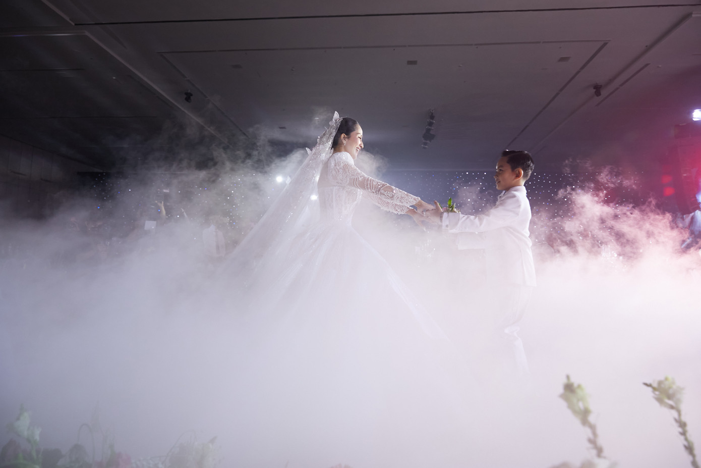 Tối 22/12, cô dâu Khánh Thi bước vào lễ đường, nên duyên vợ chồng cùng kiện tướng dancesport Phan Hiển. Sân khấu được tạo hình như một lâu đài cổ với không gian hoành tráng, được trang trí ngập hoa tươi.