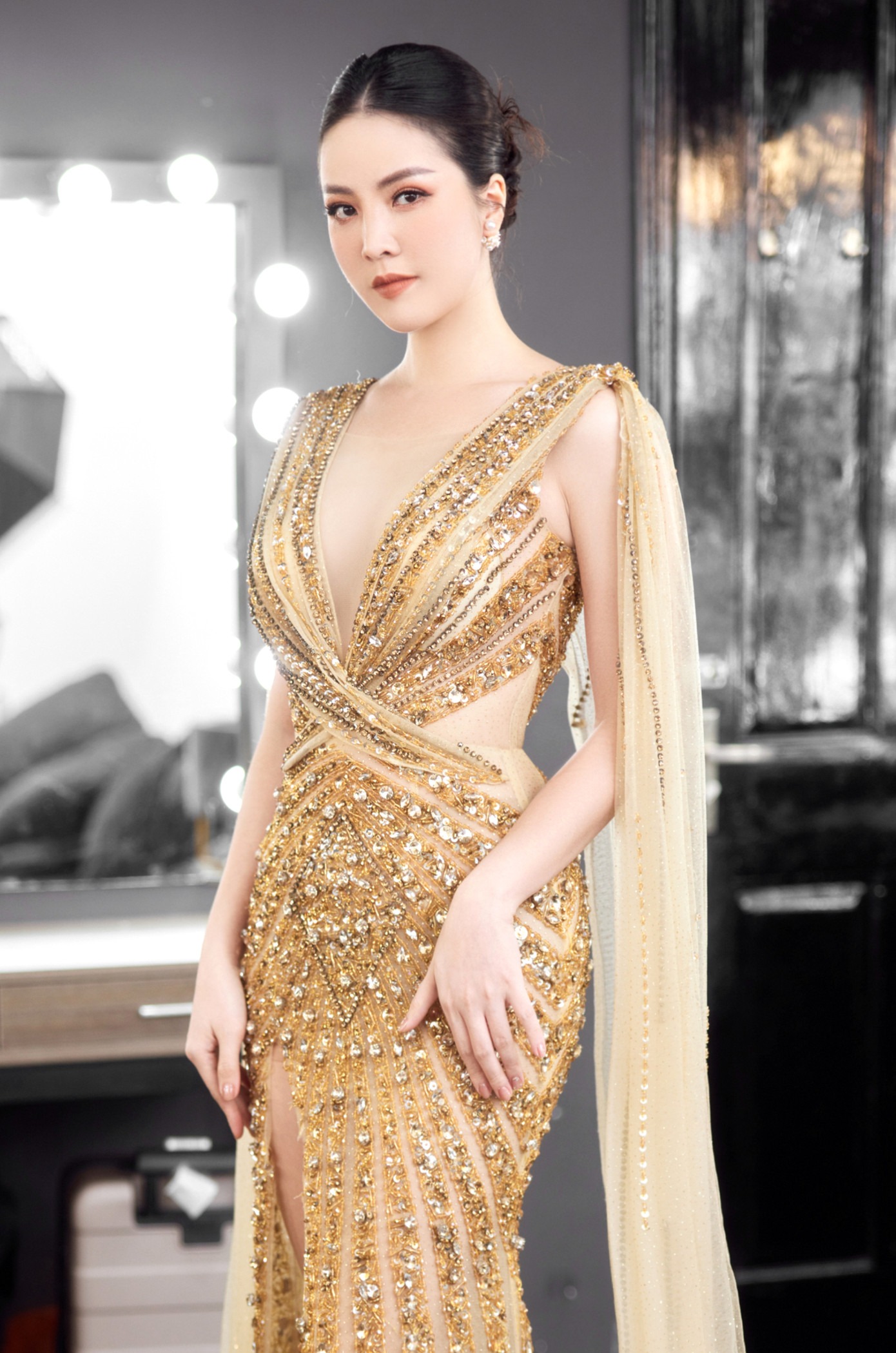 Thụy Vân cho biết vì phát sóng trực tiếp nên cô phải chọn trang phục bắt mắt, sang trọng, nhưng không được phép quá hở. Đặc biệt, ban tổ chức yêu cầu cô đổi trang phục vào sát ngày diễn ra chương trình khiến Thụy Vân căng thẳng.