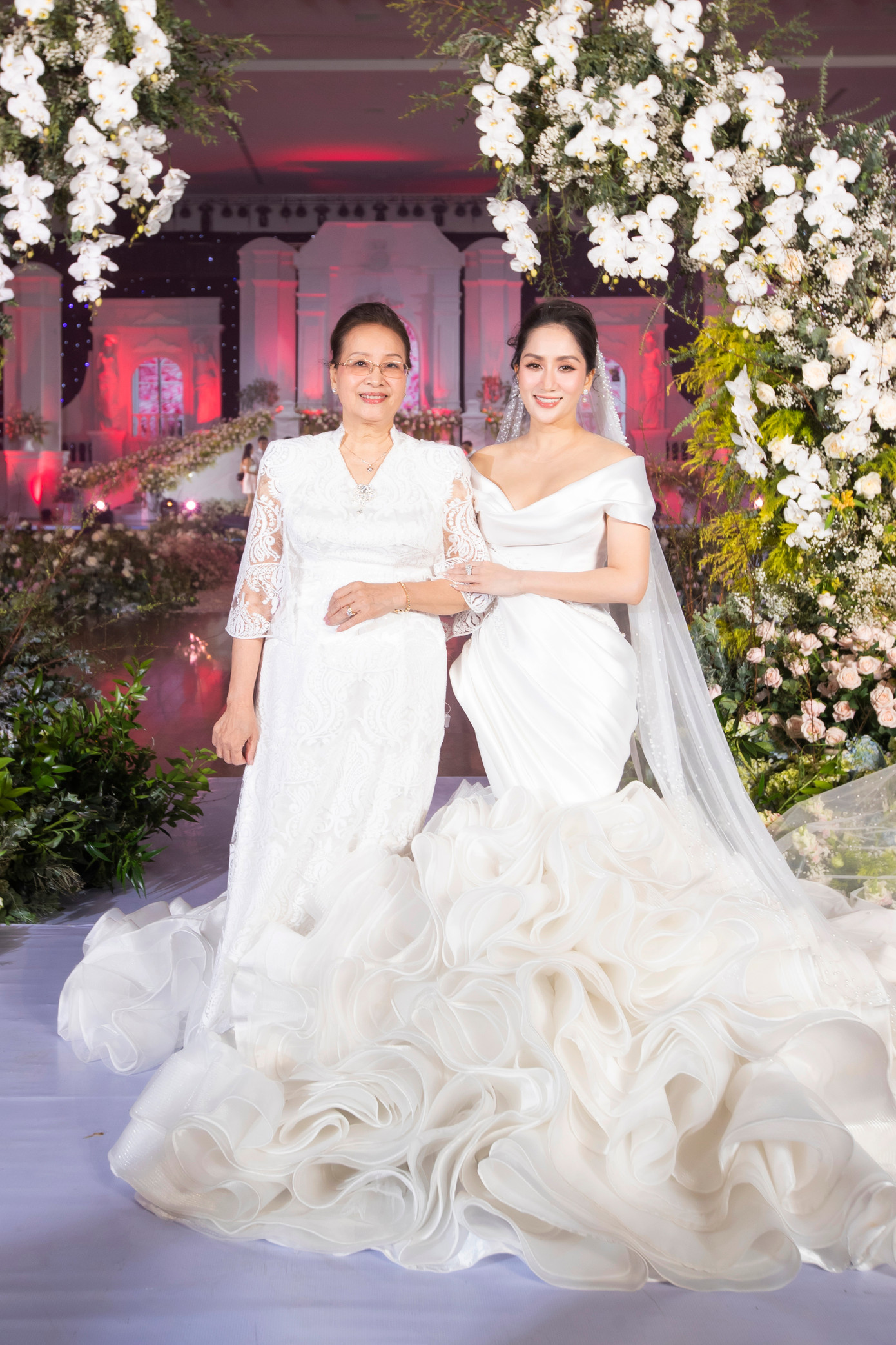 Khánh Thi xúc động bên mẹ trong ngày lễ trọng đại. Khánh Thi xúc động bên mẹ trong ngày lễ trọng đại.