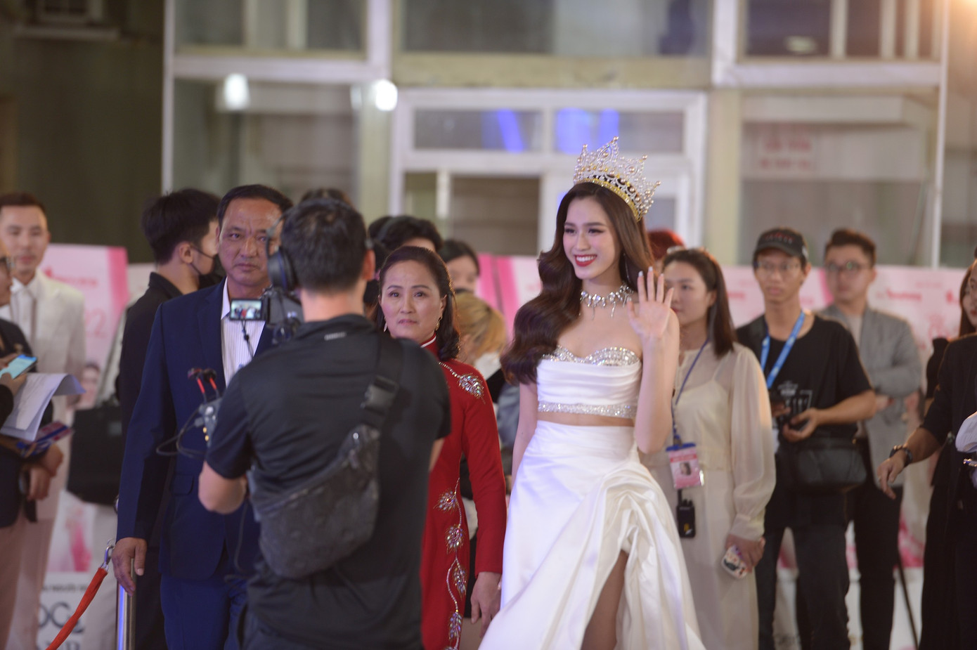 Hoa hậu Đỗ Thị Hà xuất hiện trên thảm đỏ cùng bố mẹ. Cô diện bộ váy trắng khoe đôi chân dài 1m1 gợi cảm. Chỉ còn vài tiếng nữa, cô sẽ trao lại vương miện cho người kế nhiệm. Hoa hậu Đỗ Thị Hà xuất hiện trên thảm đỏ cùng bố mẹ. Cô diện bộ váy trắng khoe đôi chân dài 1m1 gợi cảm. Chỉ còn vài tiếng nữa, cô sẽ trao lại vương miện cho người kế nhiệm.