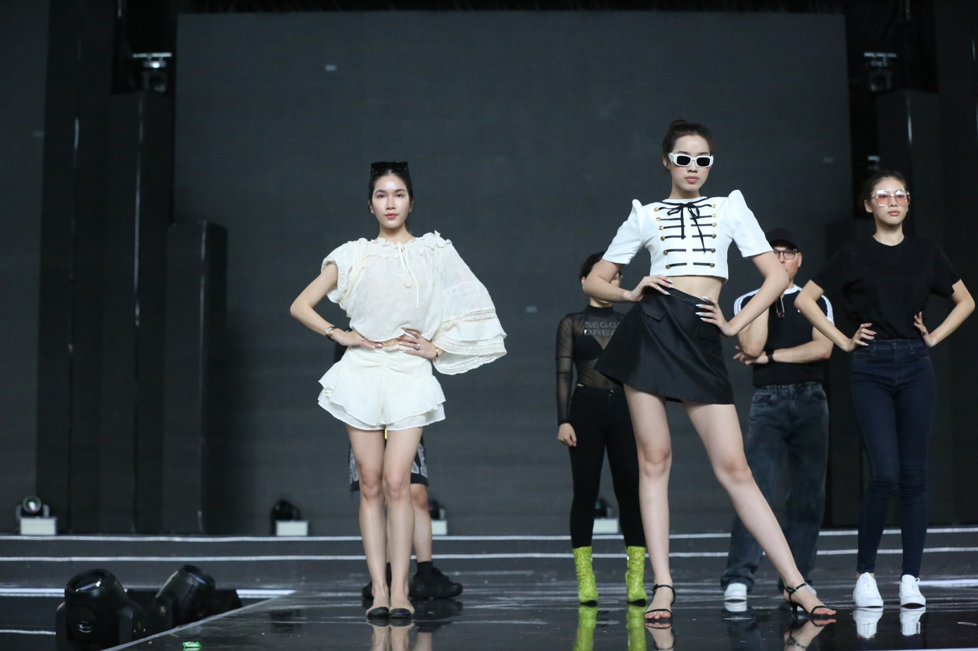 Sáng 22/12, Hoa hậu Đỗ Thị Hà cùng Á hậu Phương Anh, Ngọc Thảo có mặt ở nhà thi đấu Phú Thọ, TPHCM để tập luyện cho tiết mục trong đêm chung kết của họ. Ba người đẹp mặc trang phục giản dị, để mặt mộc khi tập luyện.