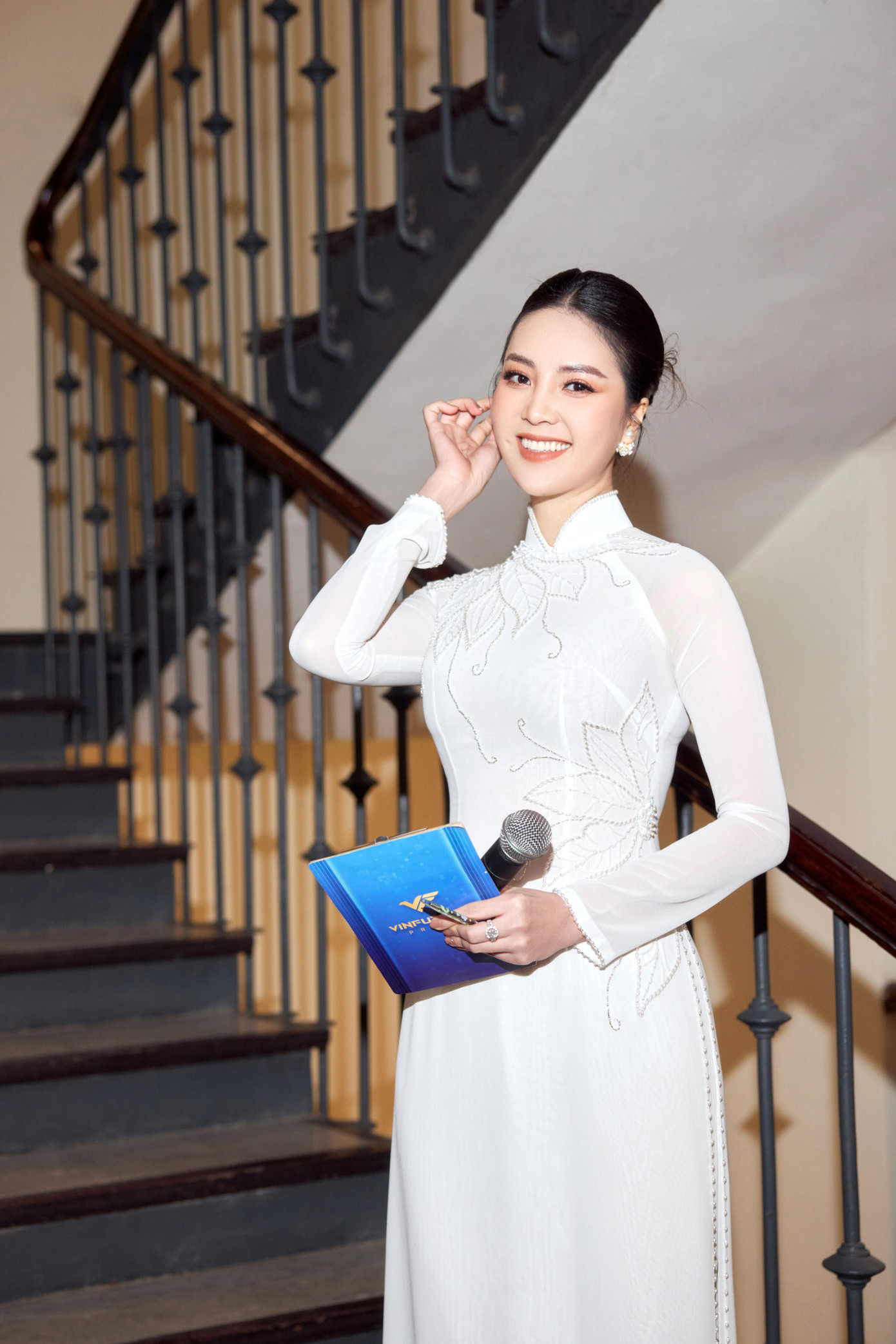 Thụy Vân chia sẻ có khoảnh khắc cô và Christina Aguilera cùng đứng trong cánh gà. Cô cũng rất muốn chụp một bức ảnh với thần tượng của mình nhưng giọng ca Beautiful có nhiều vệ sĩ vây quanh nên Thụy Vân chỉ đứng nhìn nữ ca sĩ từ xa.