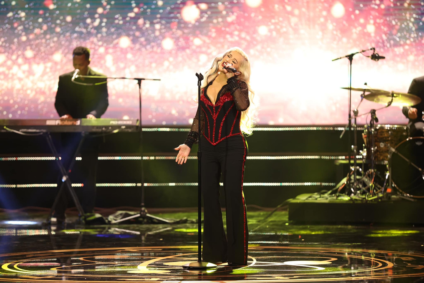 Tham gia biểu diễn trong chương trình là ngôi sao ca nhạc quốc tế Christina Aguilera - chủ nhân của 5 giải Grammy danh giá. Thụy Vân chia sẻ cô cũng là một trong những người hâm mộ giọng hát và tài năng của Christina Aguilera. Ảnh: Như Ý.