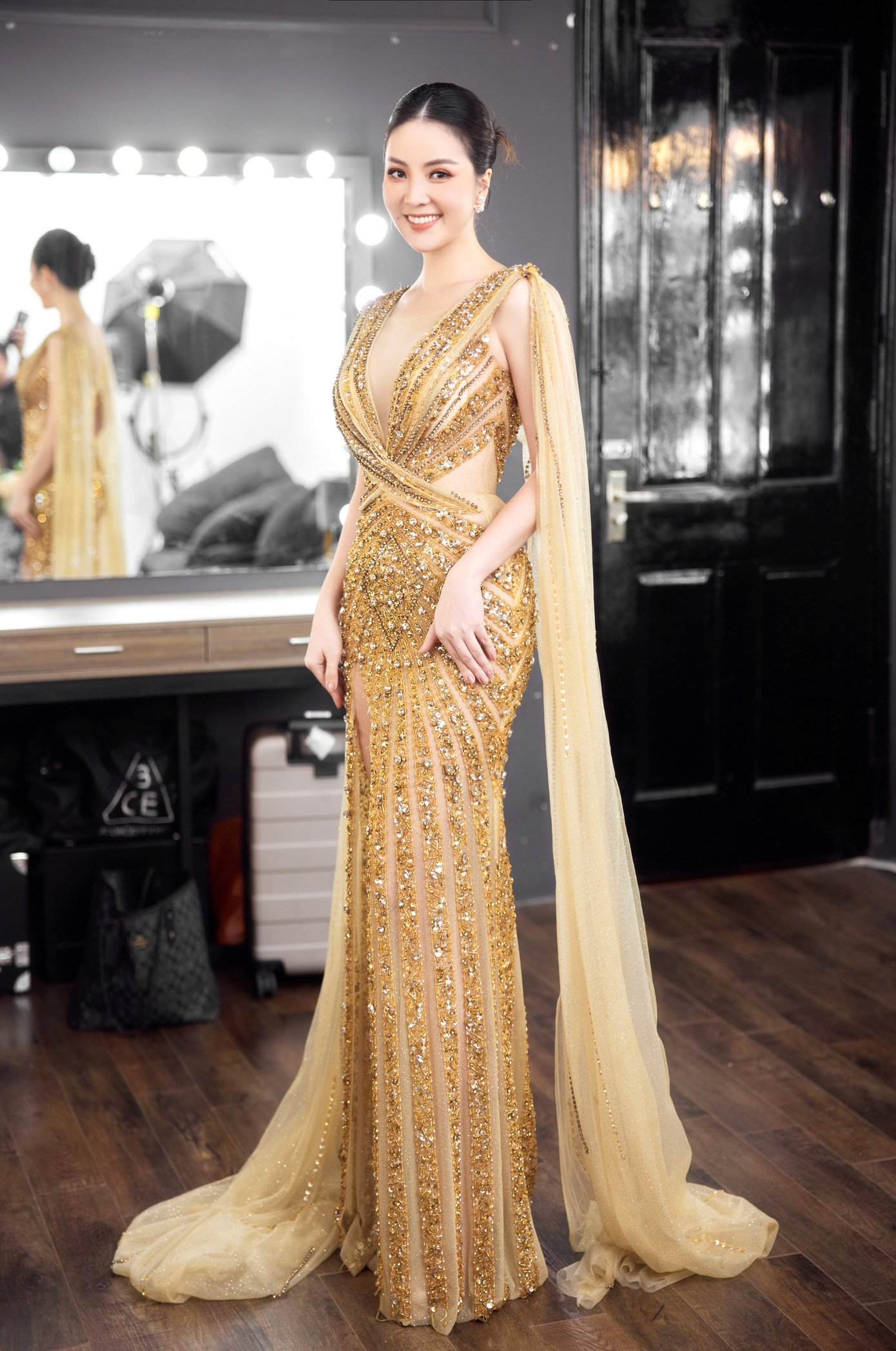 Ban tổ chức cũng yêu cầu về trang phục khắt khe. Thụy Vân được yêu cầu chuẩn bị hai bộ trang phục áo dài và dạ hội. Cô diện váy dạ hội tông màu vàng gold, khoe vòng một quyến rũ.