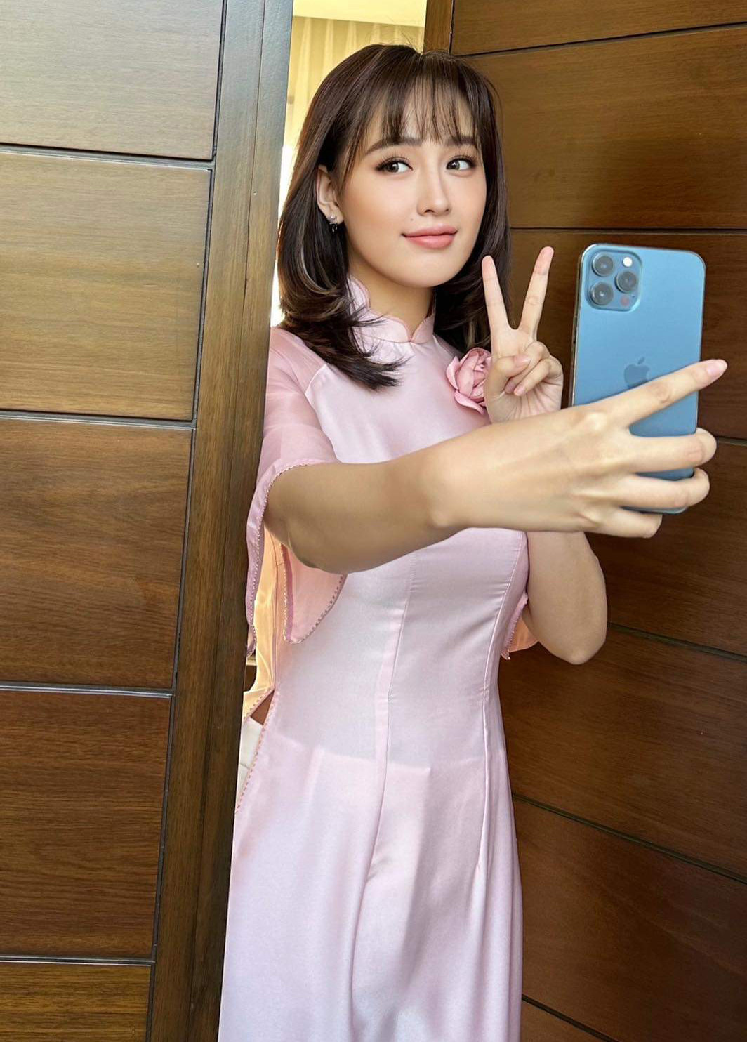 Mai Phương Thúy cho biết lần đầu làm dâu phụ, ai cũng hỏi cô khi nào mới làm dâu chính, nhưng người đẹp chỉ cười vì chính cô cũng không biết khi nào mới lên xe hoa.