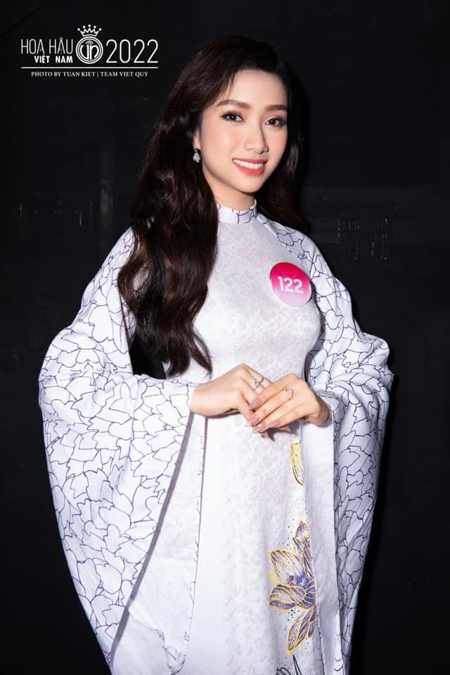 Ngọc Mai có năng khiếu về ngoại ngữ từ nhỏ. Từ năm lớp 6, cô thường xuyên có mặt trong đội tuyển chuyên tiếng Anh của trường. Ngọc Mai từng theo học chuyên Anh của THPT chuyên Nguyễn Huệ. Hiện tại cô giảng dạy tiếng Anh ở một số trung tâm ngoại ngữ. Ngọc Mai từng là trưởng ban thiện nguyện của Hội sinh viên Việt Nam tại Hà Lan. Cô tham gia chương trình gây quỹ cùng tổ chức Wellbeing với dự án lớp học an toàn, đào tạo kỹ năng mềm cho trẻ em.