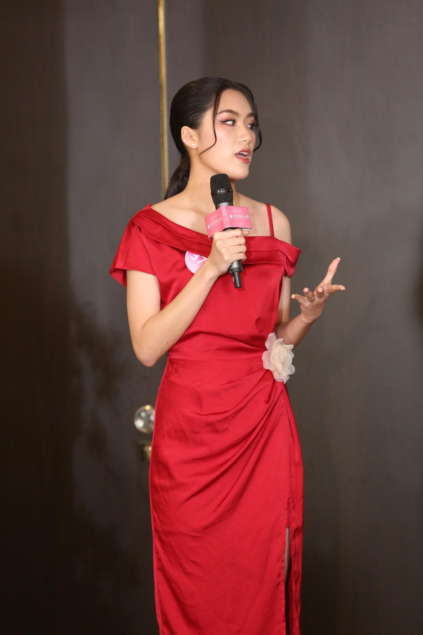 Ở phần thi đối đầu tại Người đẹp truyền thông, Phương Oanh là 1 trong 7 thí sinh tham gia phản biện về các chủ đề được bốc thăm ngẫu nhiên. Phương Oanh bốc thăm được chủ đề “Hạnh phúc”. Cô muốn truyền tải thông điệp không nên tìm kiếm hạnh phúc từ những thứ quá xa vời mà hạnh phúc sẽ đến từ những điều nhỏ nhặt nhất. Người đẹp cũng ghi điểm bởi tư duy nhanh nhạy, sắc sảo trong phần đối đầu sau đó.