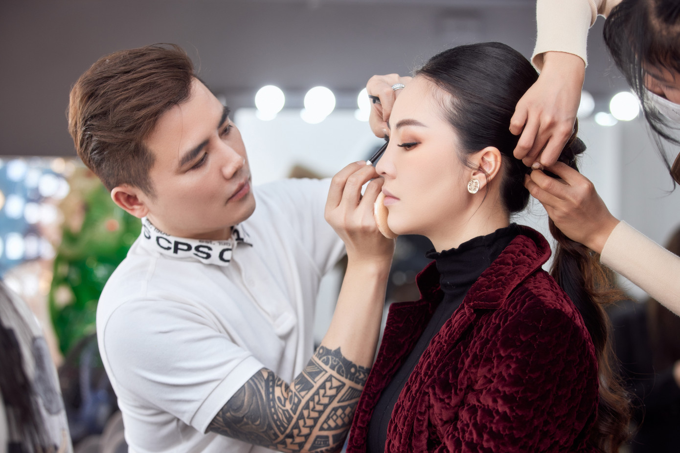 Tối 20/11, Á hậu Thụy Vân đảm nhận vai trò MC một lễ trao giải được tổ chức ở Nhà hát Lớn Hà Nội. Sự kiện không chỉ được phát sóng trên VTV mà còn được phát trên các kênh CNN, Euronew, TechNode Global…Vì là sự kiện tầm cỡ quốc tế nên Thụy Vân và ê-kíp phải tổng duyệt trong 3 ngày từ sáng đến tối muộn. Trước khi dẫn, cô được chuyên gia trang điểm chăm chút diện mạo chỉn chu.